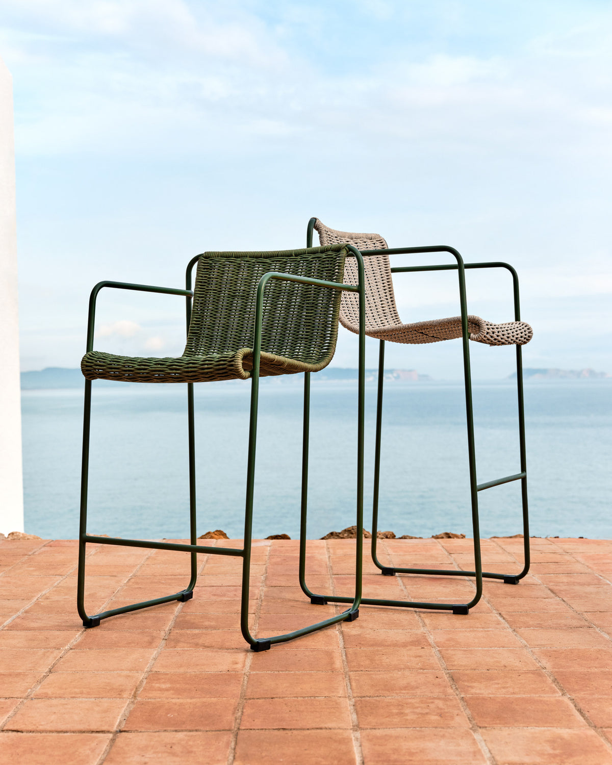 Hocker Maurina aus grün verzinktem Stahl mit écrufarbenem und grauem Seil 74,5 cm in Dunkelgrün, Hellgrau präsentiert im Onlineshop von KAQTU Design AG. Outdoor-Barstuhl mit Armlehne ist von Kave Home