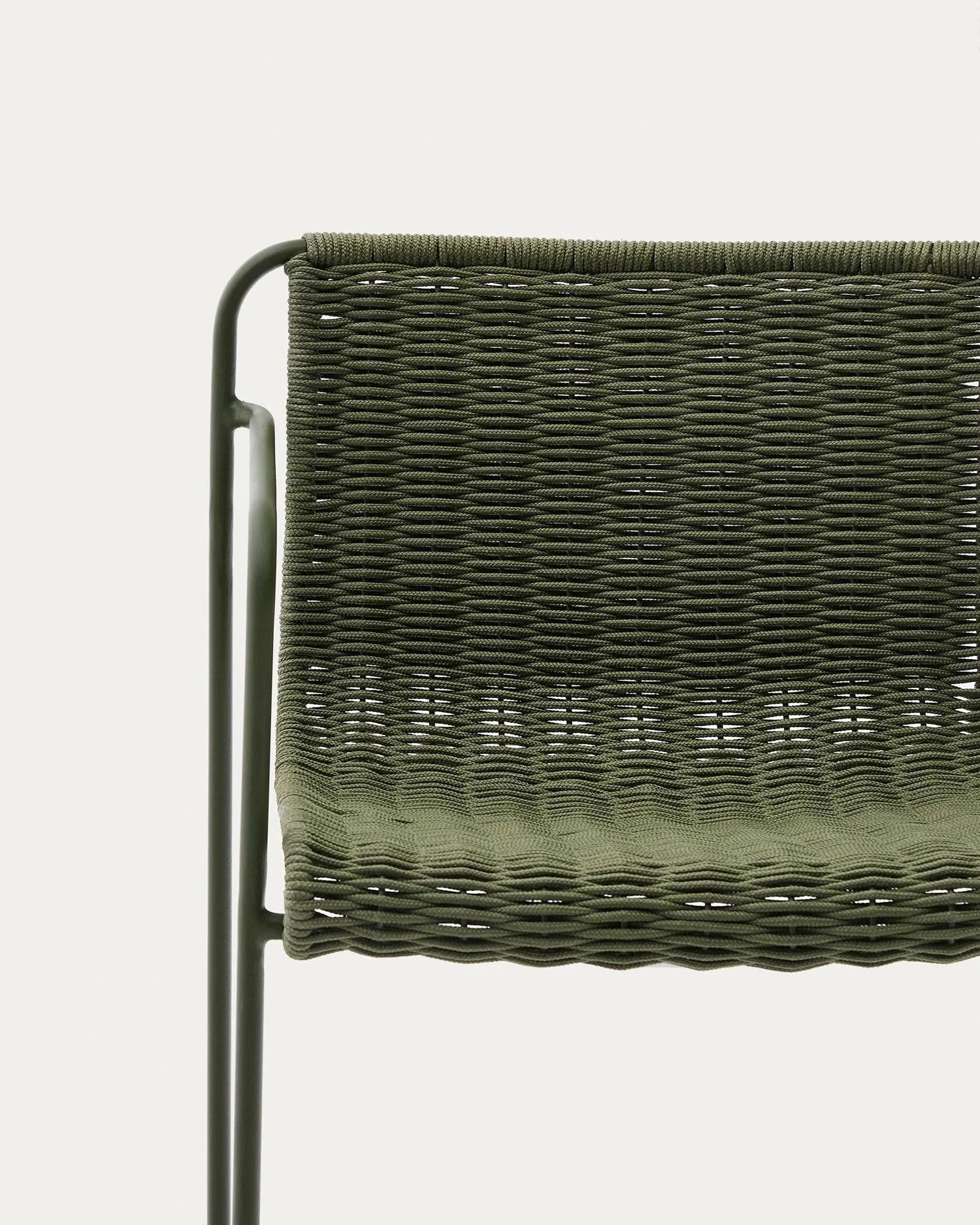 Moderner stapelbarer Hocker aus grünem Stahl mit Seil, 74,5 cm hoch, ideal für stilvolle und praktische Raumgestaltung.