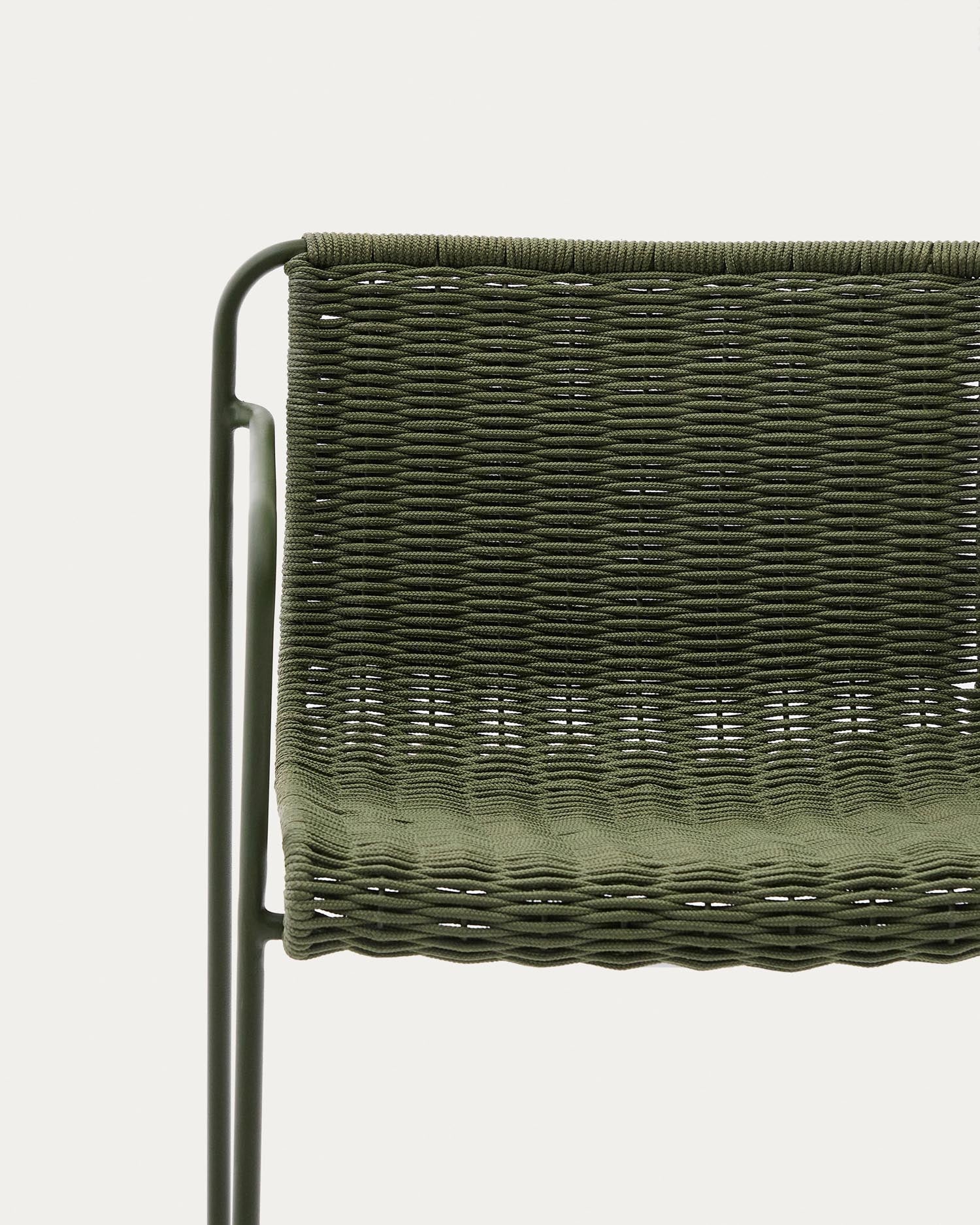 Moderner stapelbarer Hocker aus grünem Stahl mit Seil, 74,5 cm hoch, ideal für stilvolle und praktische Raumgestaltung.