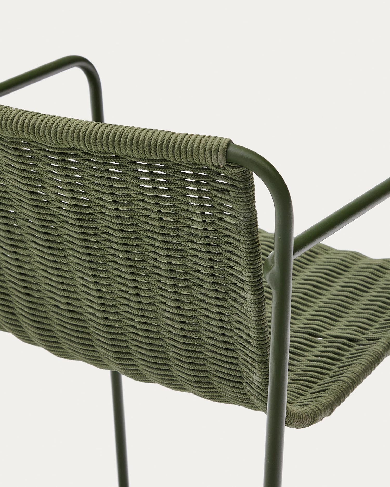 Moderner stapelbarer Hocker aus grünem Stahl mit Seil, 74,5 cm hoch, ideal für stilvolle und praktische Wohnräume.