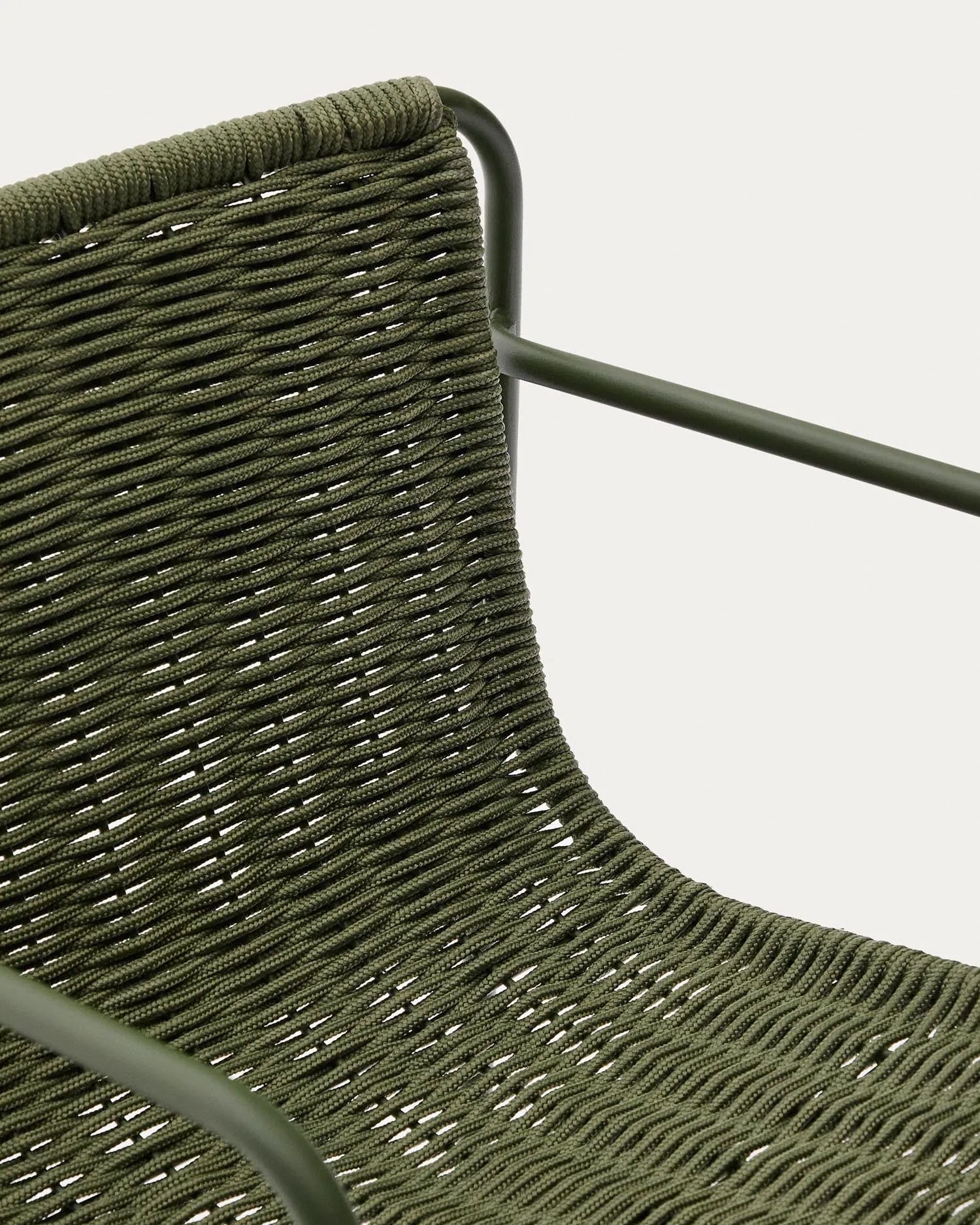 Stapelbarer Hocker aus grünem Stahl mit Seil, 74,5 cm hoch, modern und funktional, perfekt für stilvolle Innen- und Außenbereiche.