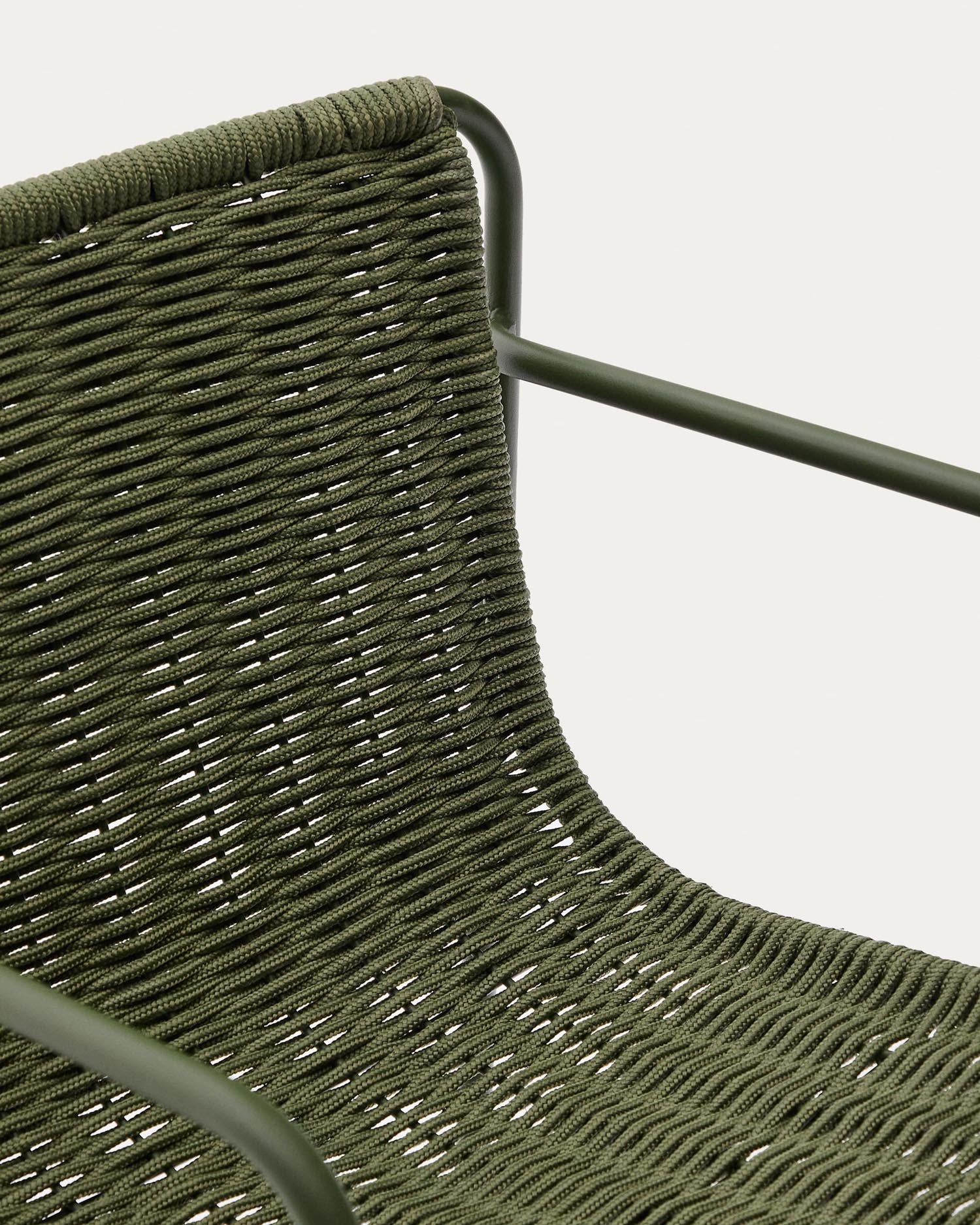 Stapelbarer Hocker aus grünem Stahl mit Seil, 74,5 cm hoch, modern und funktional, perfekt für stilvolle Innen- und Außenbereiche.