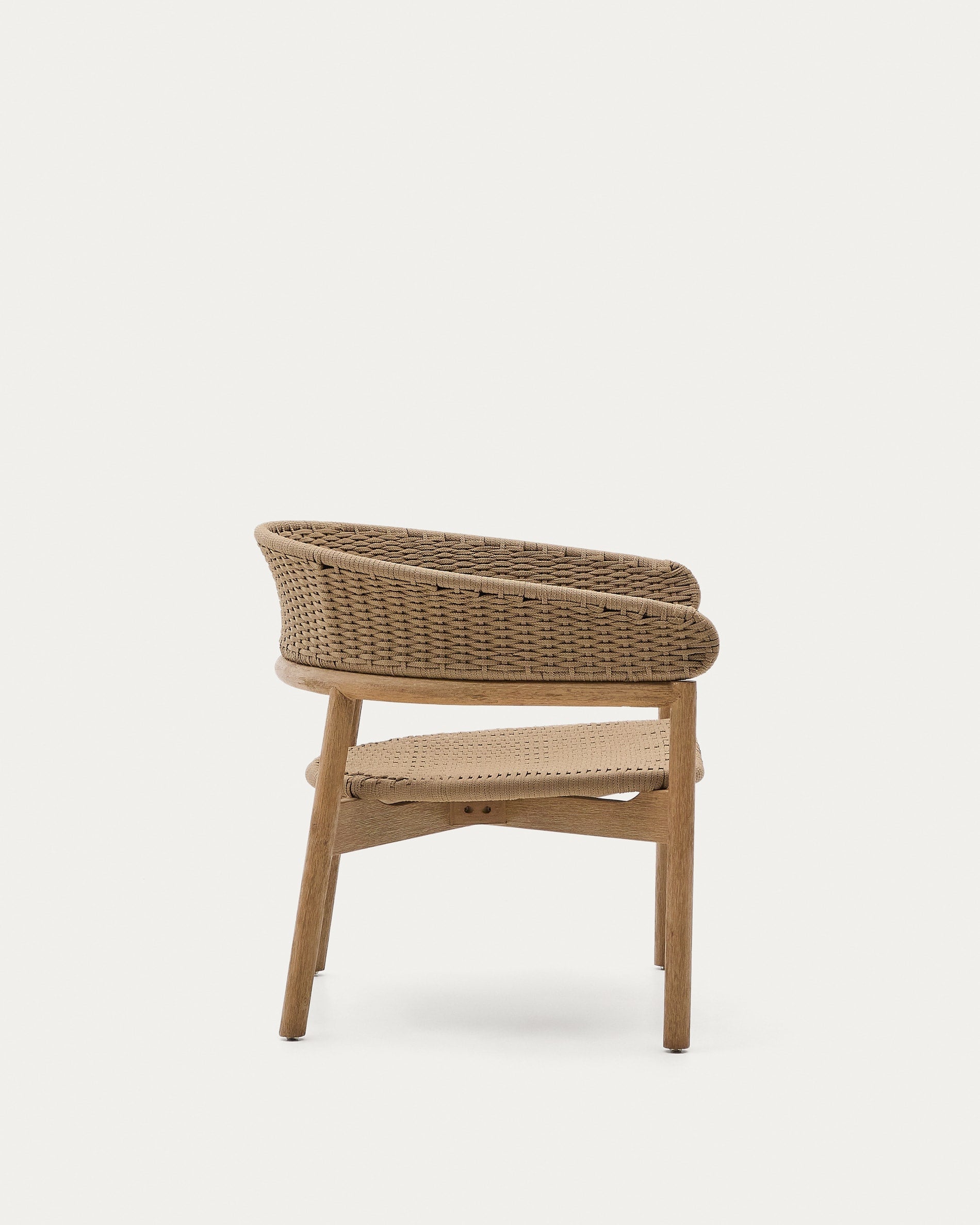 Das Sofa Arinella aus Akazienholz mit natürlichem Finish und beigem Seil bietet stilvollen Komfort und modernes Design.