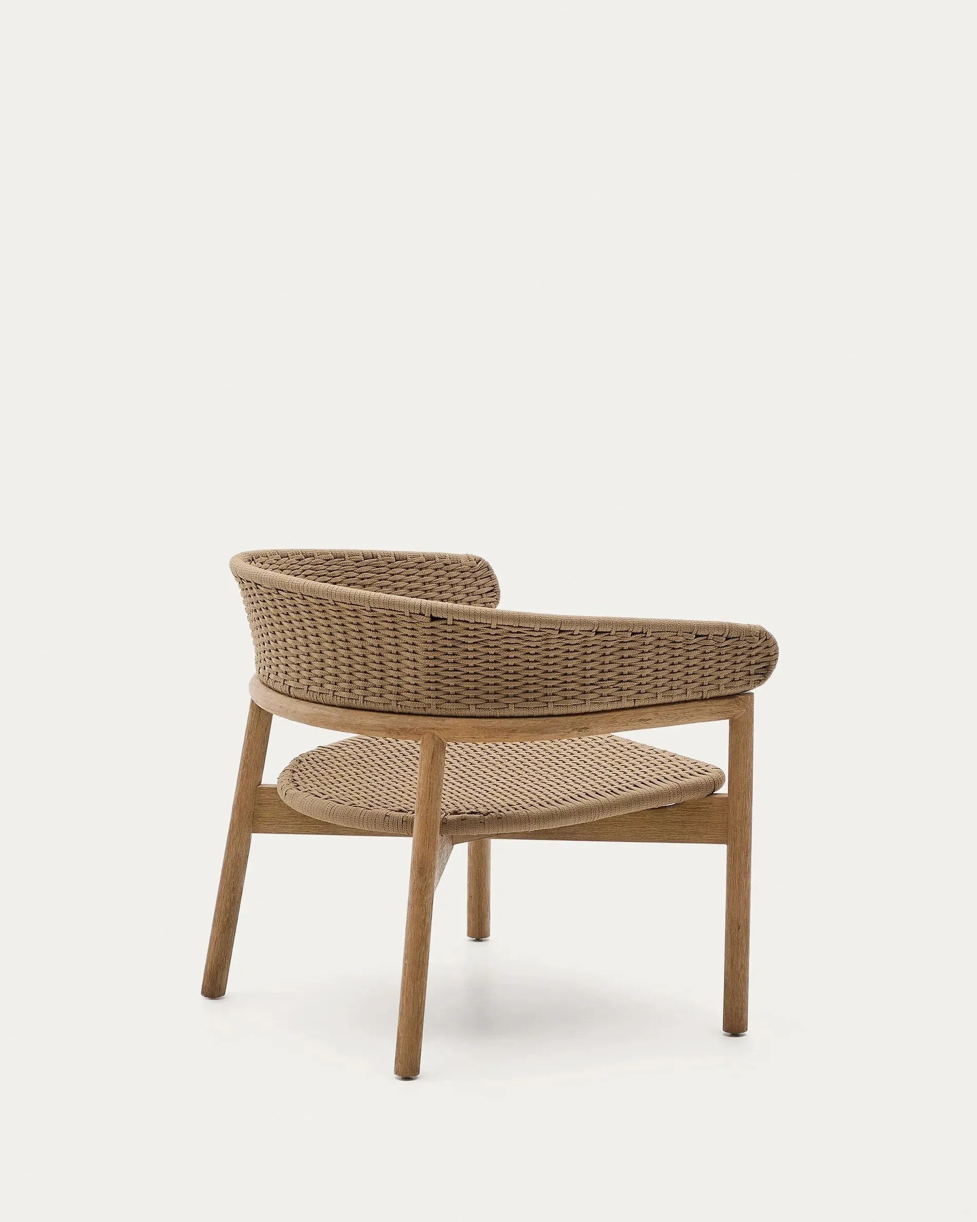 Das Arinella Sofa aus Akazienholz mit natürlichem Finish und beigem Seil vereint Eleganz, Komfort und zeitloses Design.