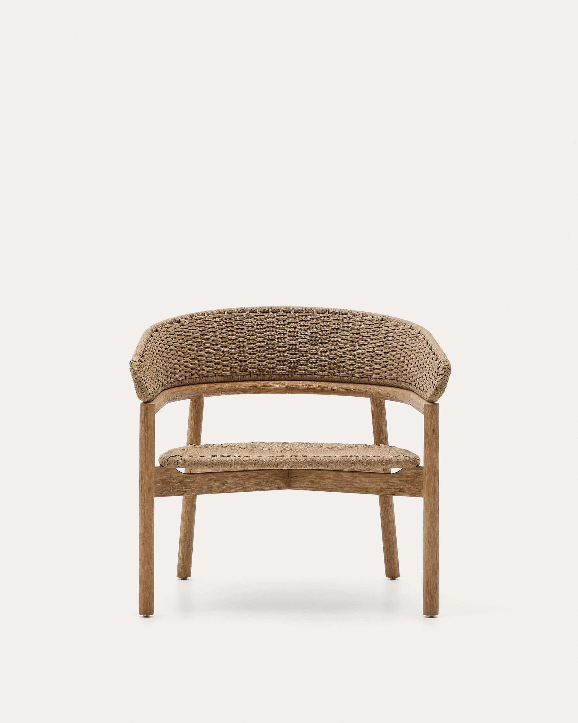Das Sofa Arinella aus Akazienholz mit natürlichem Finish und beigem Seil bietet stilvollen Komfort und modernes Design.
