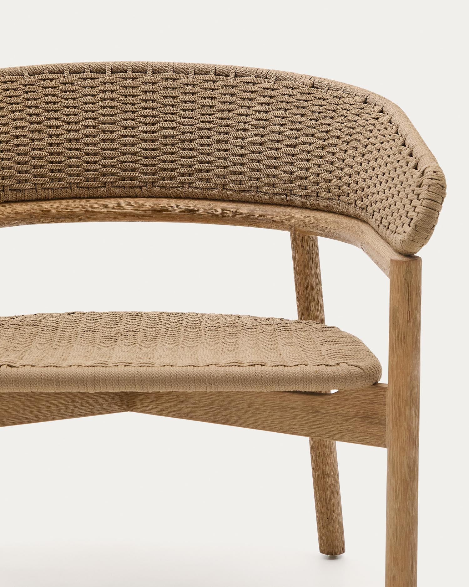 Das Arinella Sofa aus Akazienholz mit natürlichem Finish und beigem Seil vereint zeitlose Eleganz und hochwertigen Komfort.