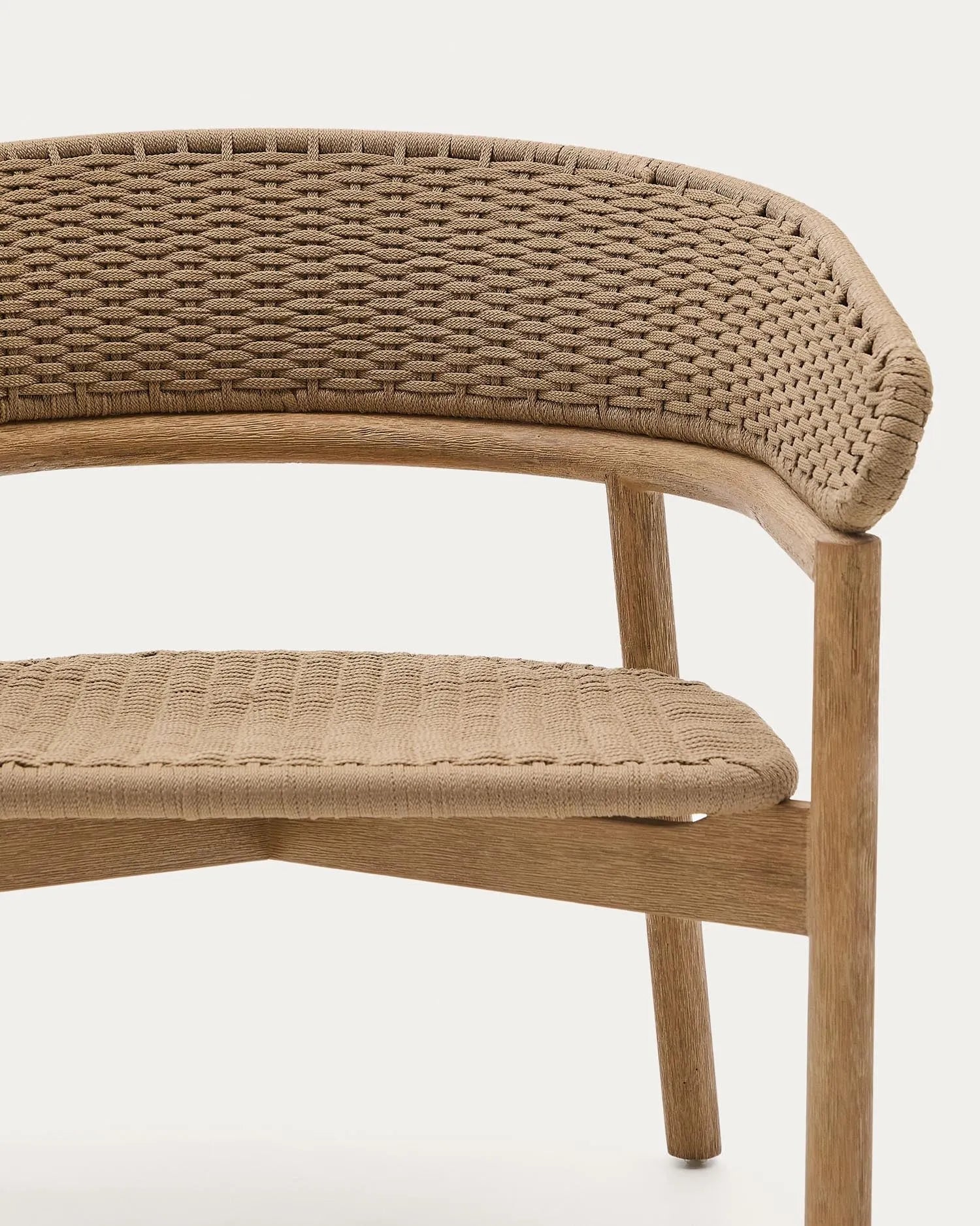 Das Arinella Sofa aus Akazienholz mit natürlichem Finish und beigem Seil vereint Eleganz, Komfort und zeitloses Design.