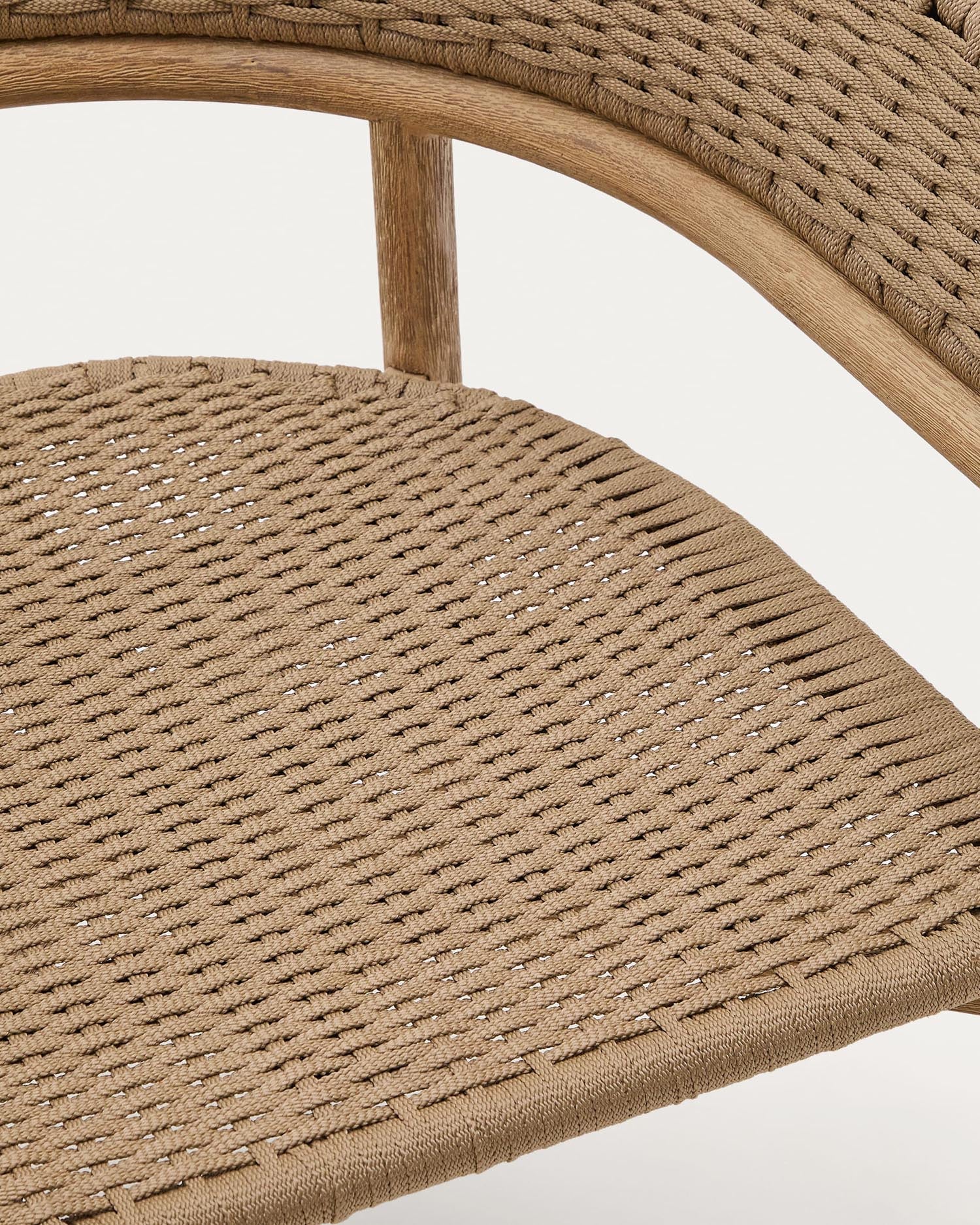 Das Arinella Sofa aus Akazienholz mit natürlichem Finish und beigem Seil vereint Eleganz, Komfort und zeitloses Design.