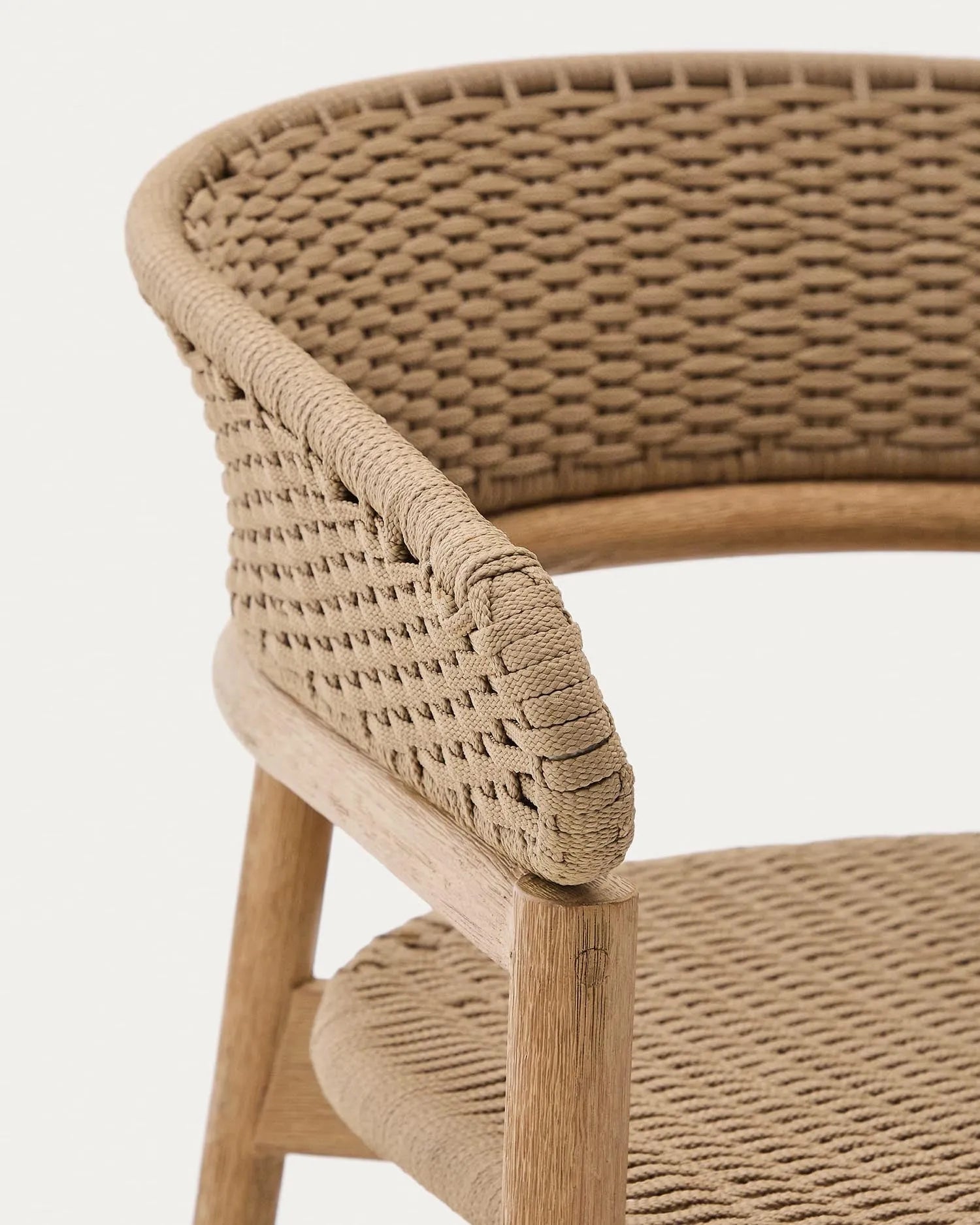 Das Sofa Arinella aus Akazienholz mit natürlichem Finish und beigem Seil bietet stilvollen Komfort und modernes Design.