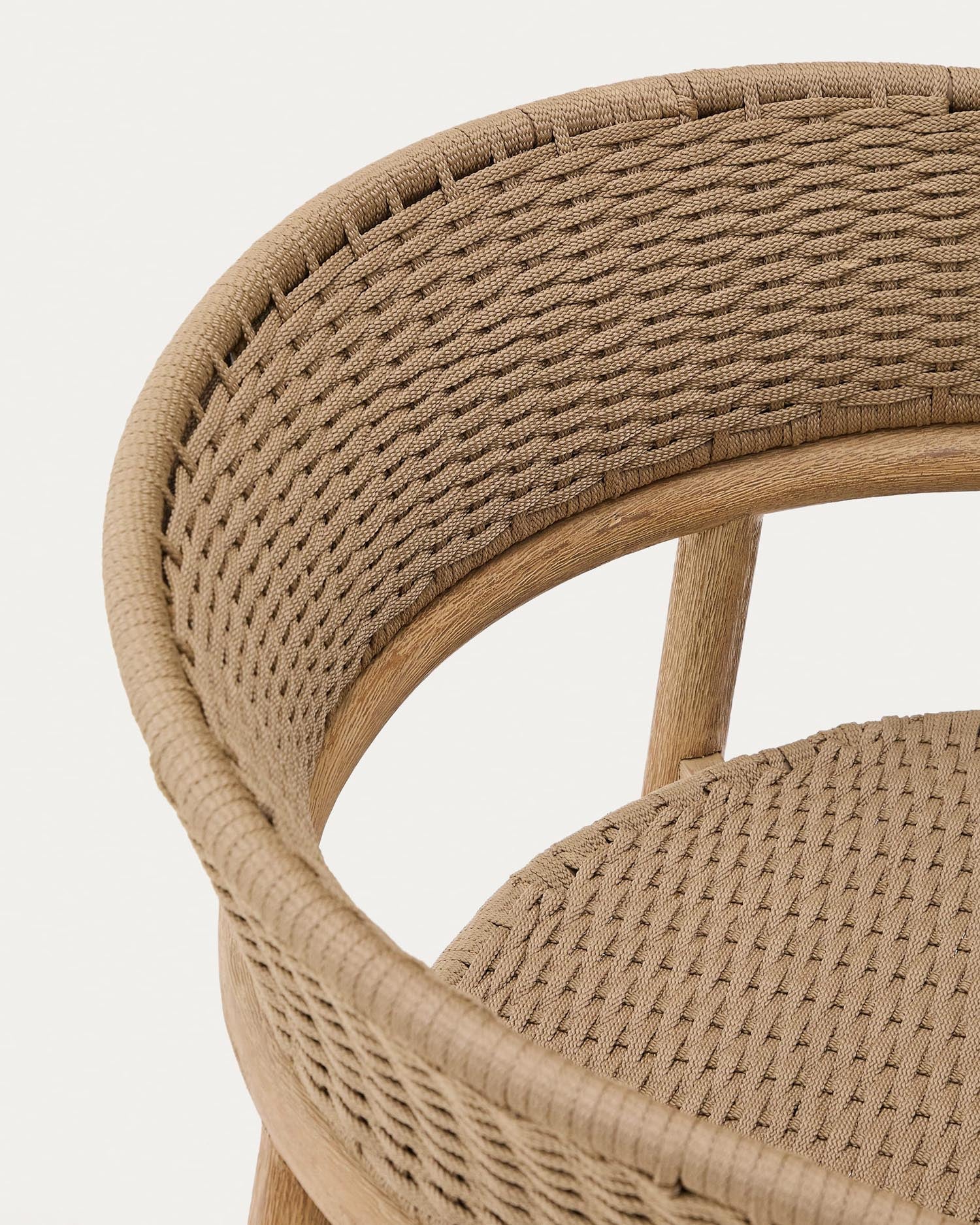 Das Sofa Arinella aus Akazienholz mit natürlichem Finish und beigem Seil bietet stilvollen Komfort und zeitlose Eleganz.