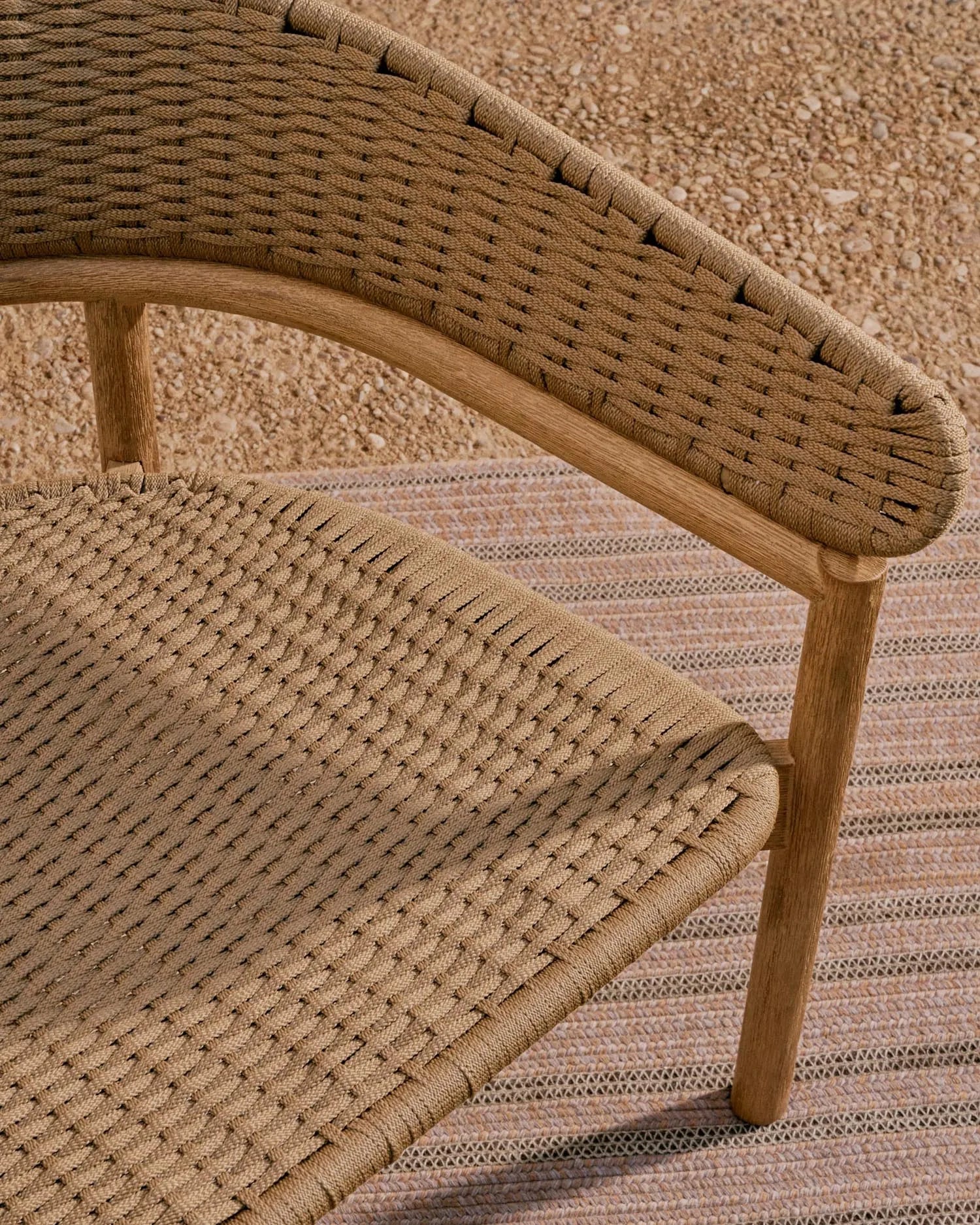 Das Sofa Arinella aus Akazienholz mit natürlichem Finish und beigem Seil bietet stilvollen Komfort und modernes Design.