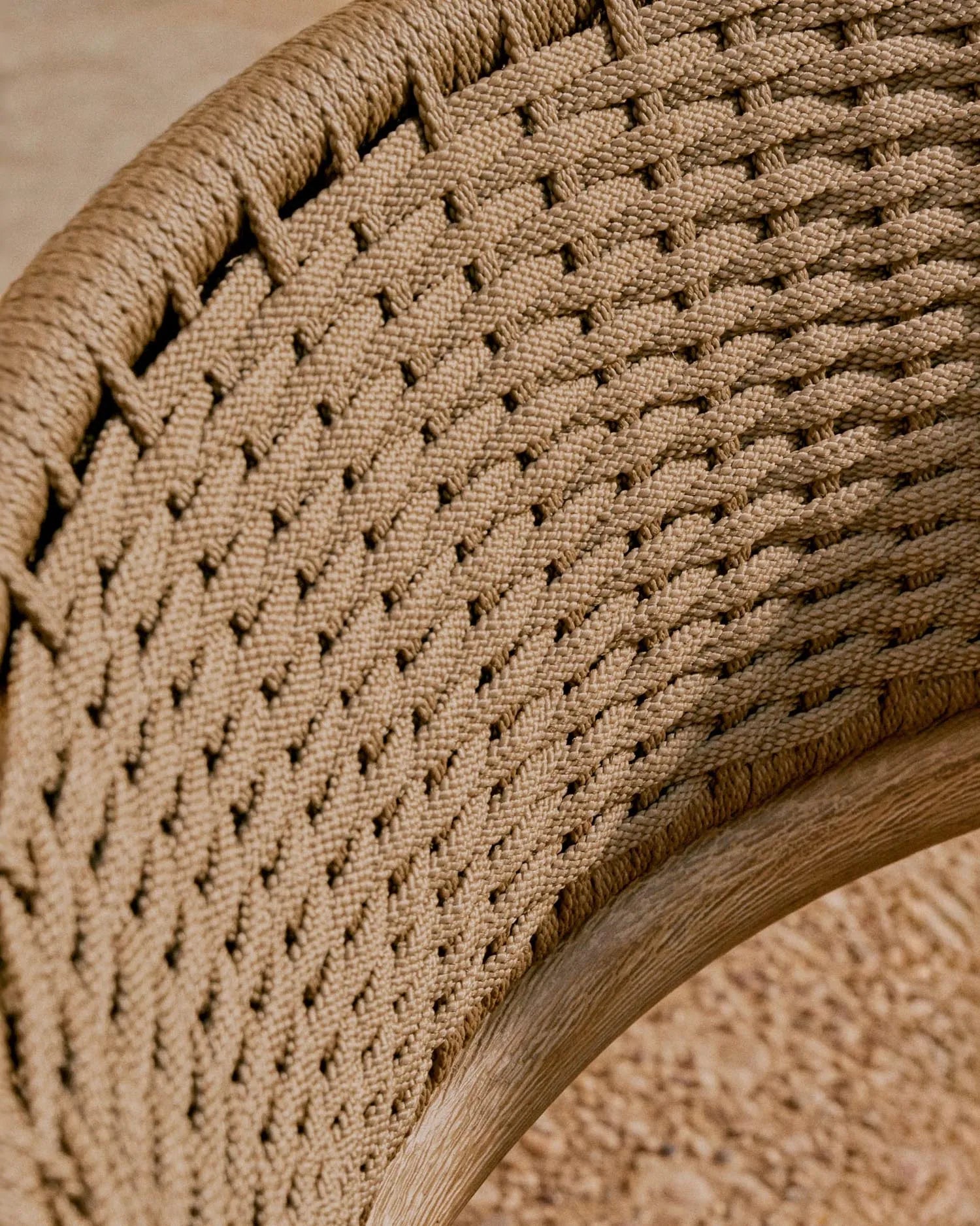 Das Sofa Arinella aus Akazienholz mit natürlichem Finish und beigem Seil bietet stilvolle Eleganz und langlebigen Komfort.