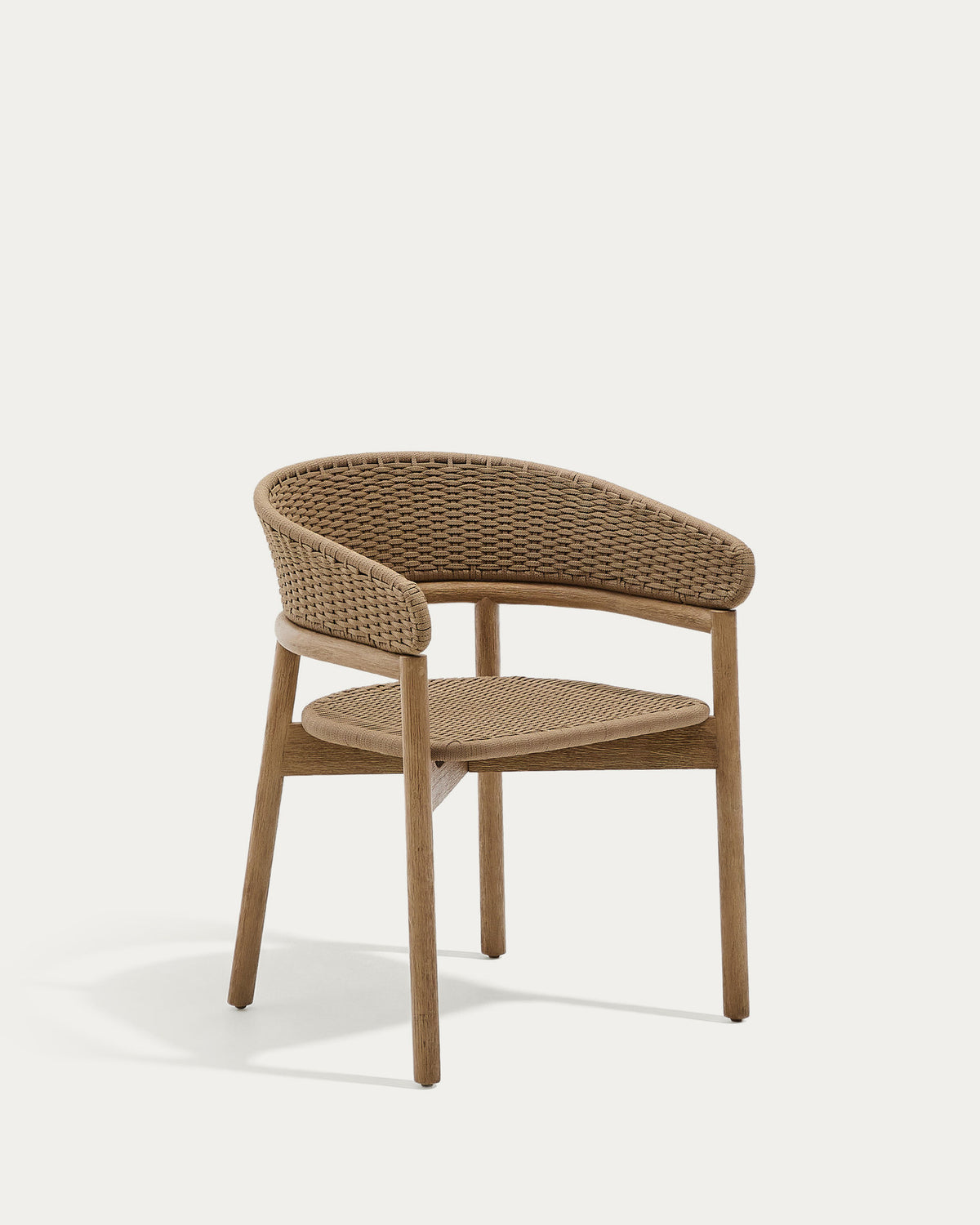 Stuhl Arinella aus massivem Akazienholz mit Finish in natürlichem Farbton und beigem Seil FSC 100% in Natur, Braun, Beige präsentiert im Onlineshop von KAQTU Design AG. Gartenstuhl mit Armlehnen ist von Kave Home