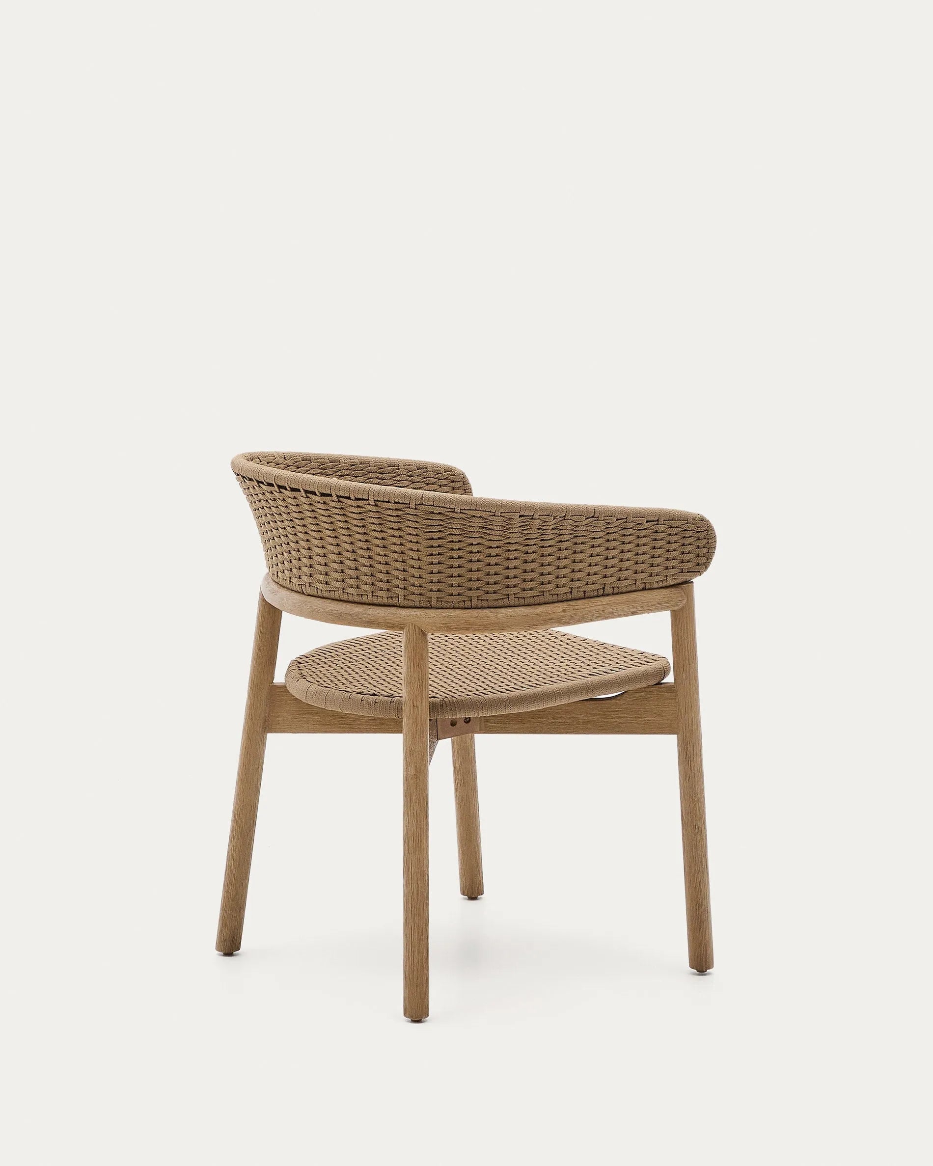 Arinella Stuhl aus Akazienholz mit natürlichem Finish und beigem Seil, elegant und langlebig, perfekt für zeitgemäße Einrichtungen.
