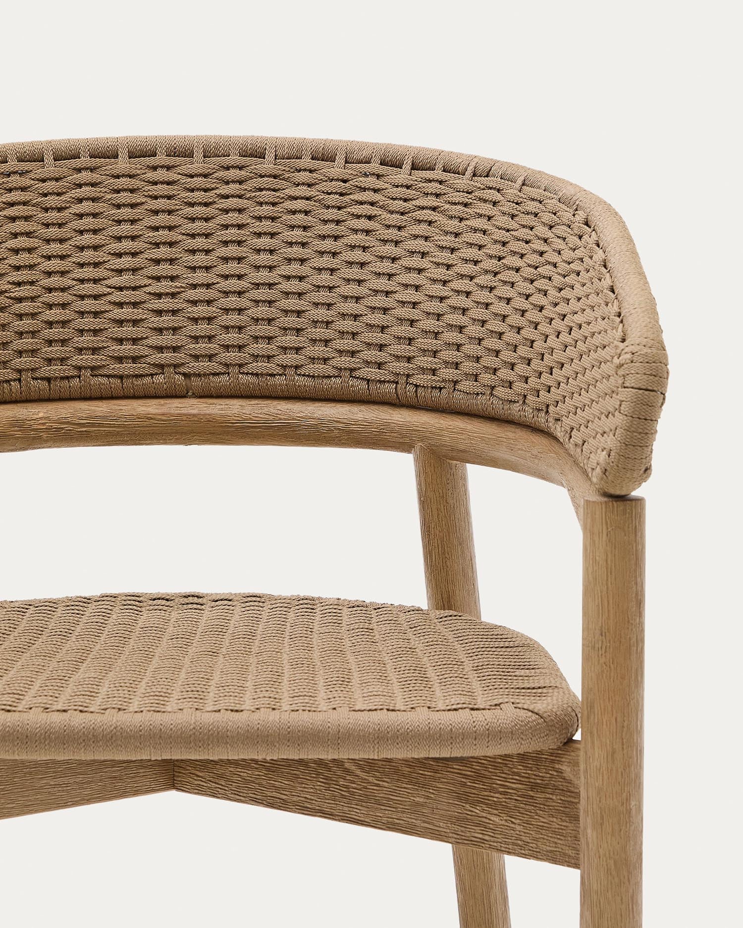 Arinella Stuhl aus Akazienholz mit natürlichem Finish und beigem Seil, elegant und langlebig, perfekt für zeitgemäße Einrichtungen.