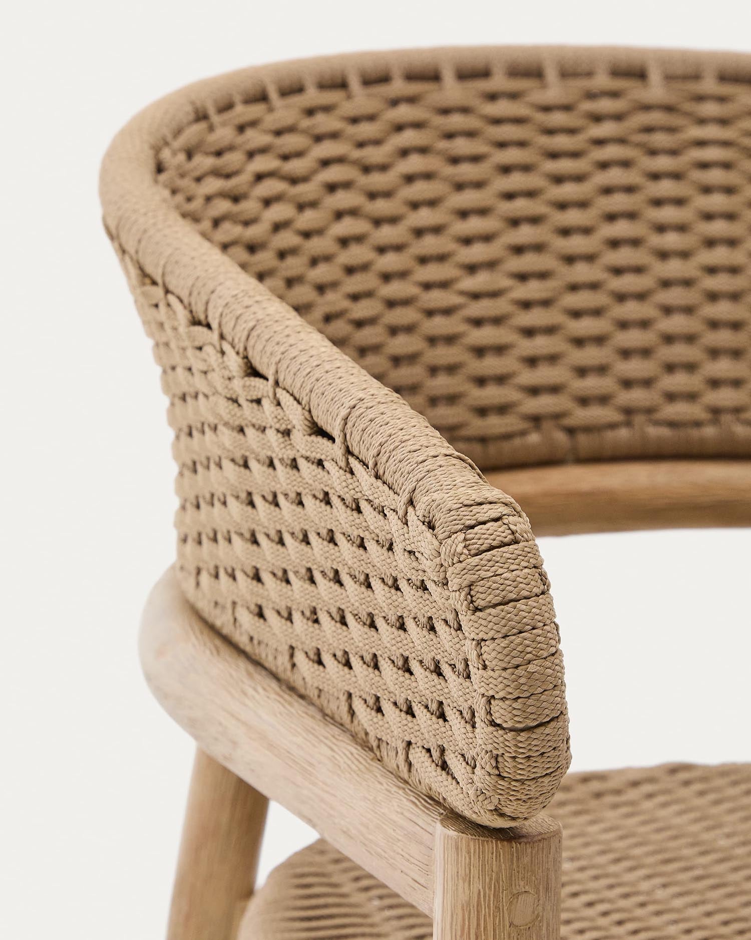 Stuhl Arinella aus Akazienholz mit natürlichem Finish und beigem Seil, stilvoll und robust, ideal für moderne Wohnräume.