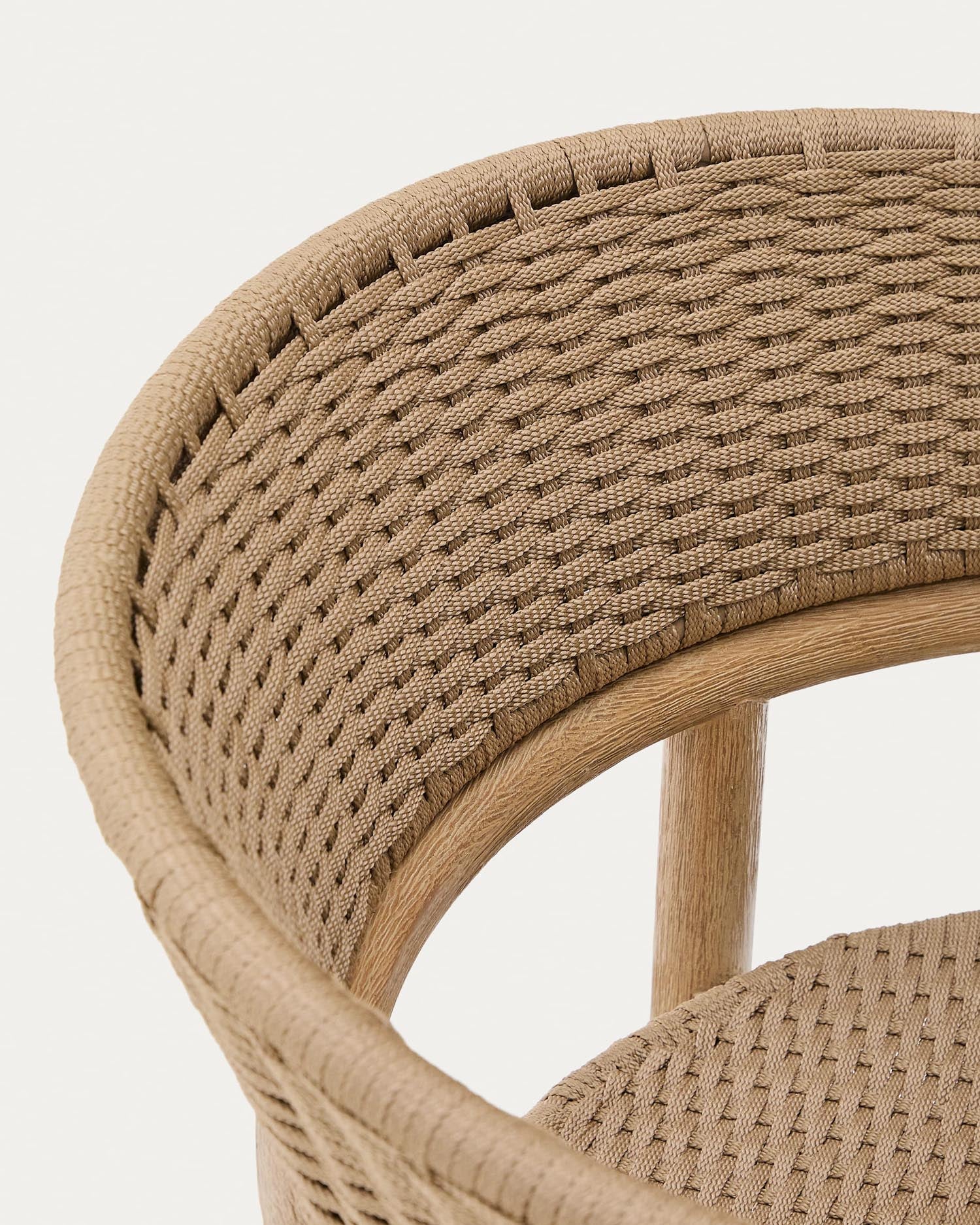 Arinella Stuhl aus Akazienholz mit natürlichem Finish und beigem Seil, elegant und langlebig, perfekt für zeitgemäße Einrichtungen.