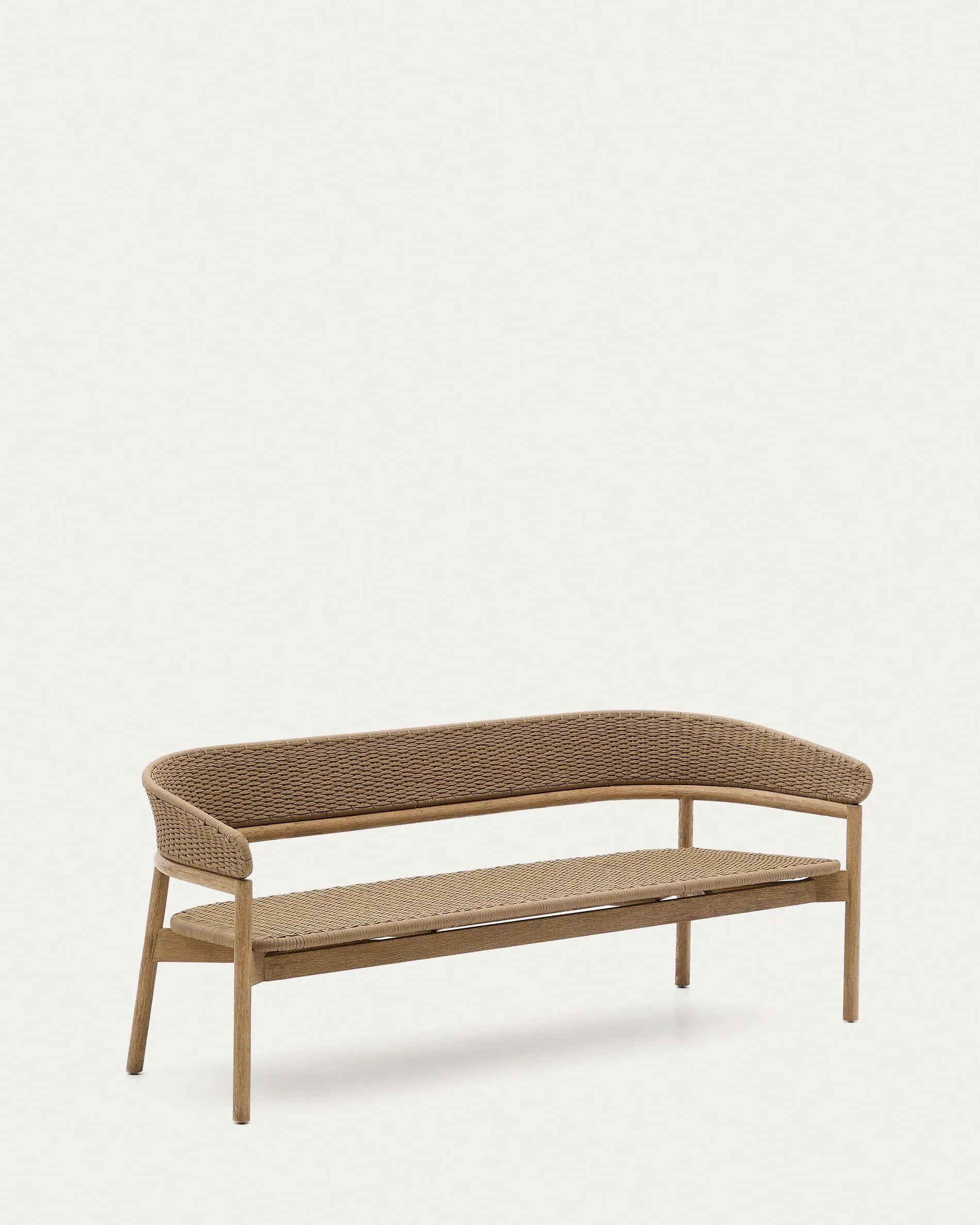 3-Sitzer-Sofa Arinella aus Akazienholz mit natürlichem Finish und beigen Kissen, perfekt für moderne Wohnräume.