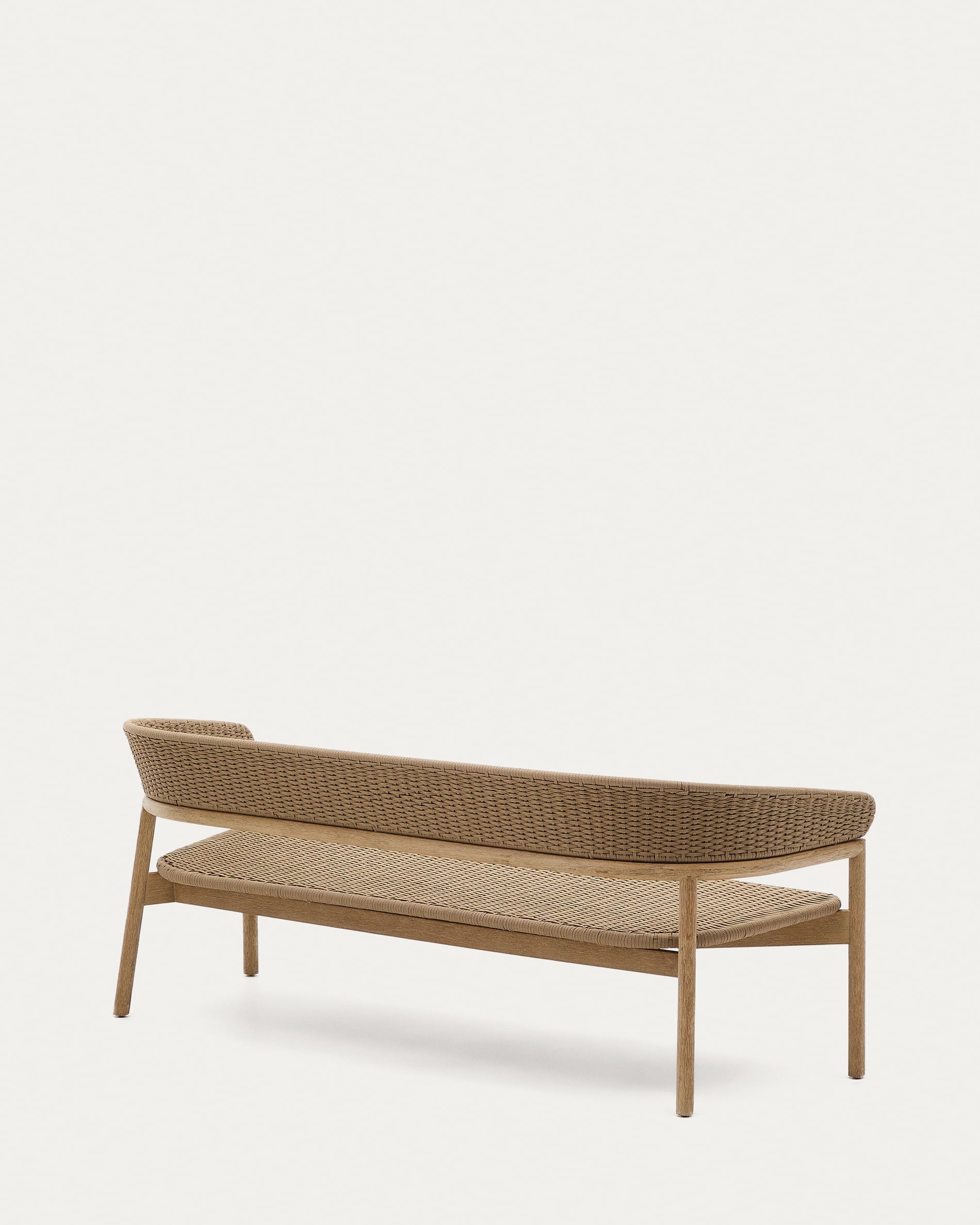 3-Sitzer-Sofa Arinella aus Akazienholz mit natürlichem Finish und beigen Kissen, perfekt für moderne Wohnräume.