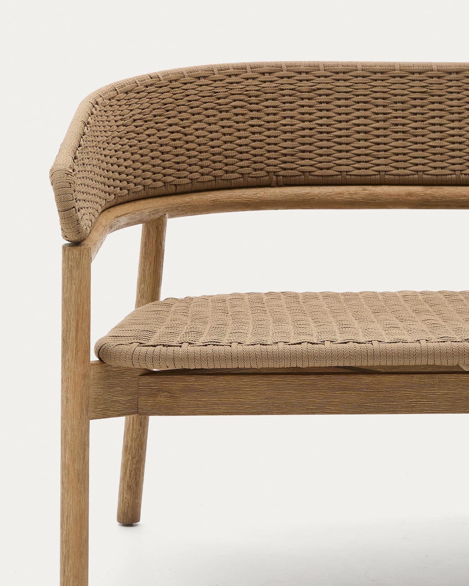 Elegantes 3-Sitzer-Sofa Arinella aus Akazienholz mit natürlichem Finish und beigen Polstern, ideal für stilvolle Wohnräume.