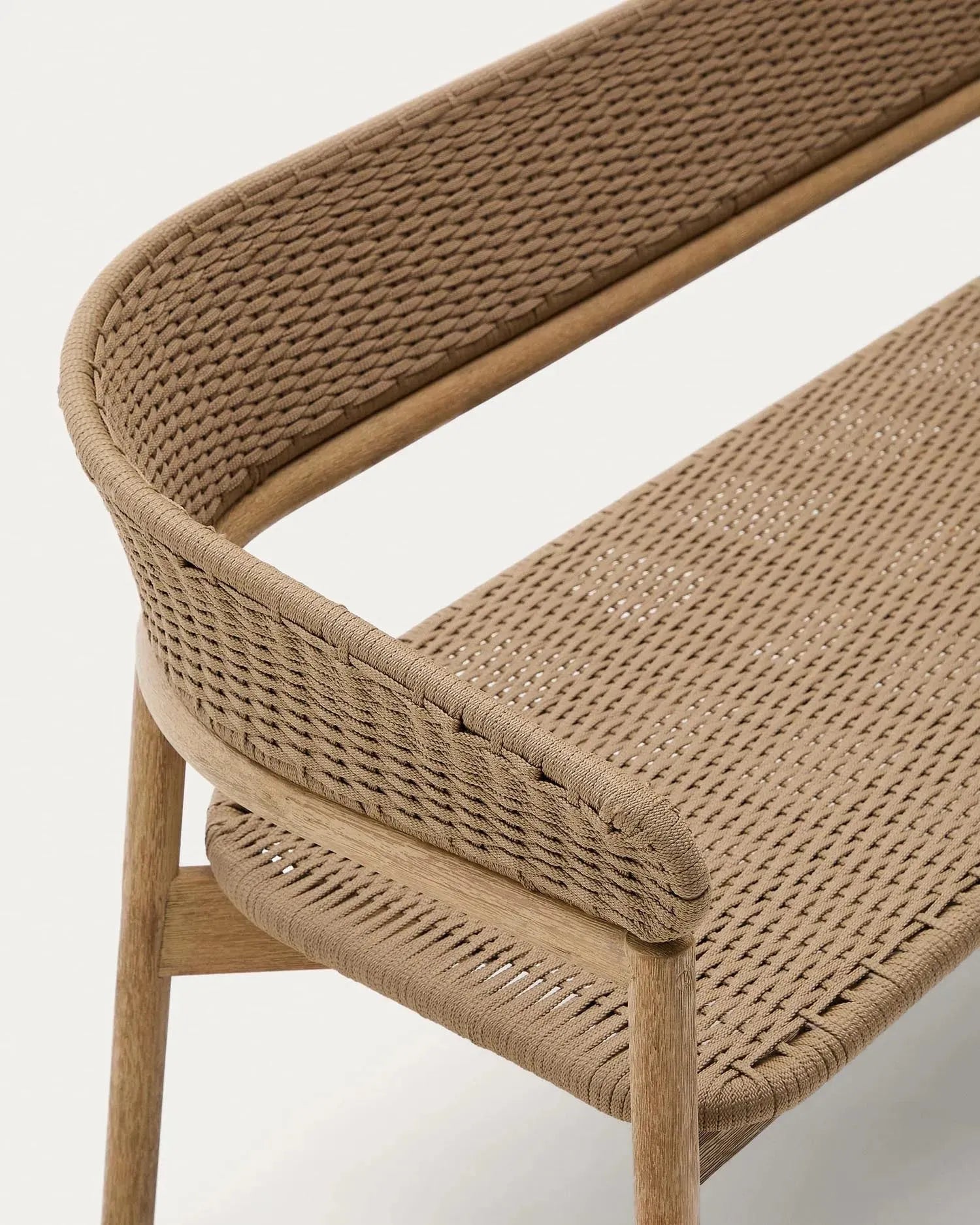 Elegantes 3-Sitzer-Sofa Arinella aus Akazienholz mit natürlichem Finish und beigen Polstern, ideal für stilvolle Wohnräume.