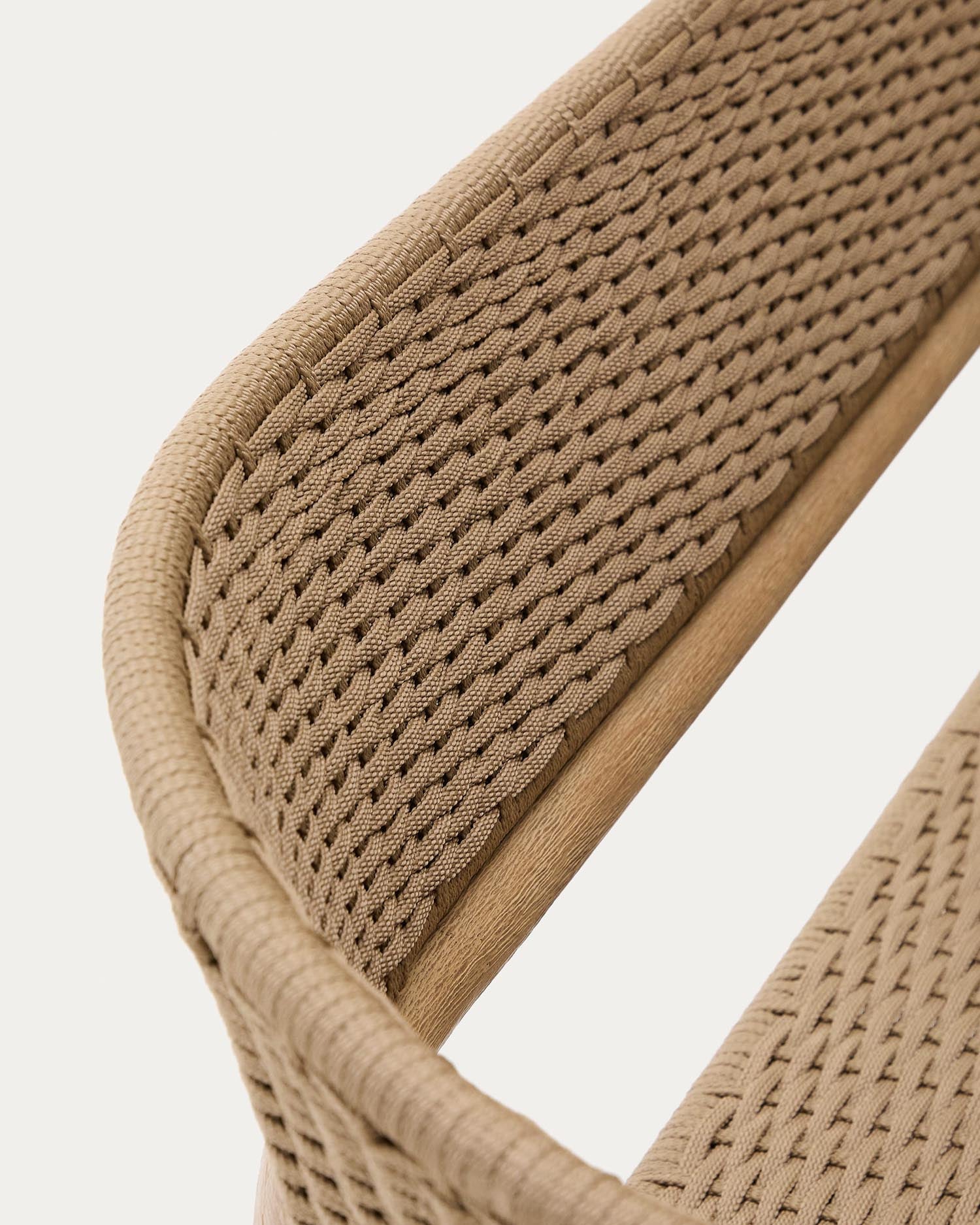 Elegantes 3-Sitzer-Sofa Arinella aus Akazienholz mit natürlichem Finish und beigen Polstern, ideal für stilvolle Wohnräume.