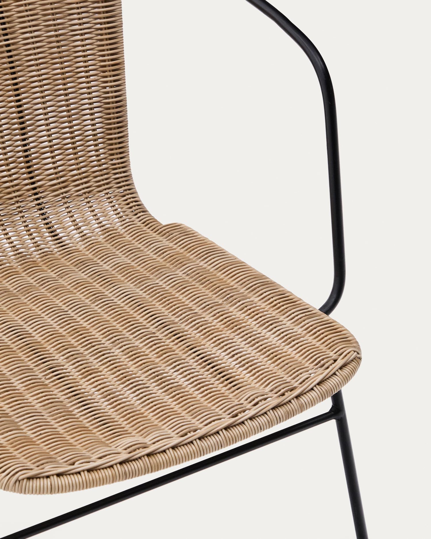 Entdecken Sie den eleganten Eltiera Stuhl aus strapazierfähigem synthetischem Rattan und stabilem schwarzem Stahl. Ideal für jeden Raum, stapelbar und pflegeleicht.