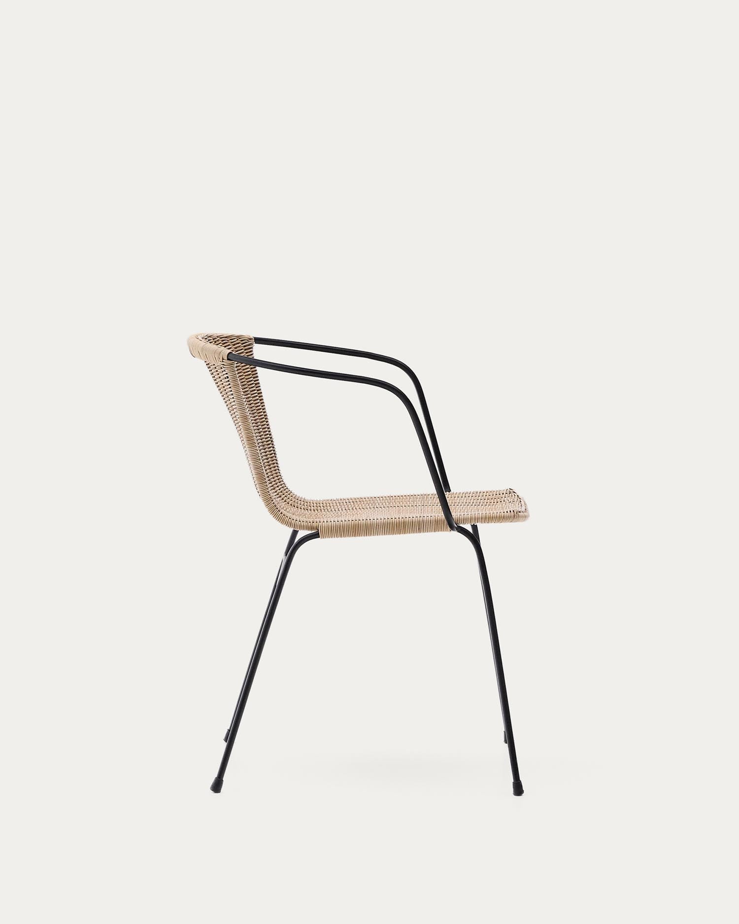 Entdecken Sie den eleganten Eltiera Stuhl aus strapazierfähigem synthetischem Rattan und stabilem schwarzem Stahl. Ideal für jeden Raum, stapelbar und pflegeleicht.