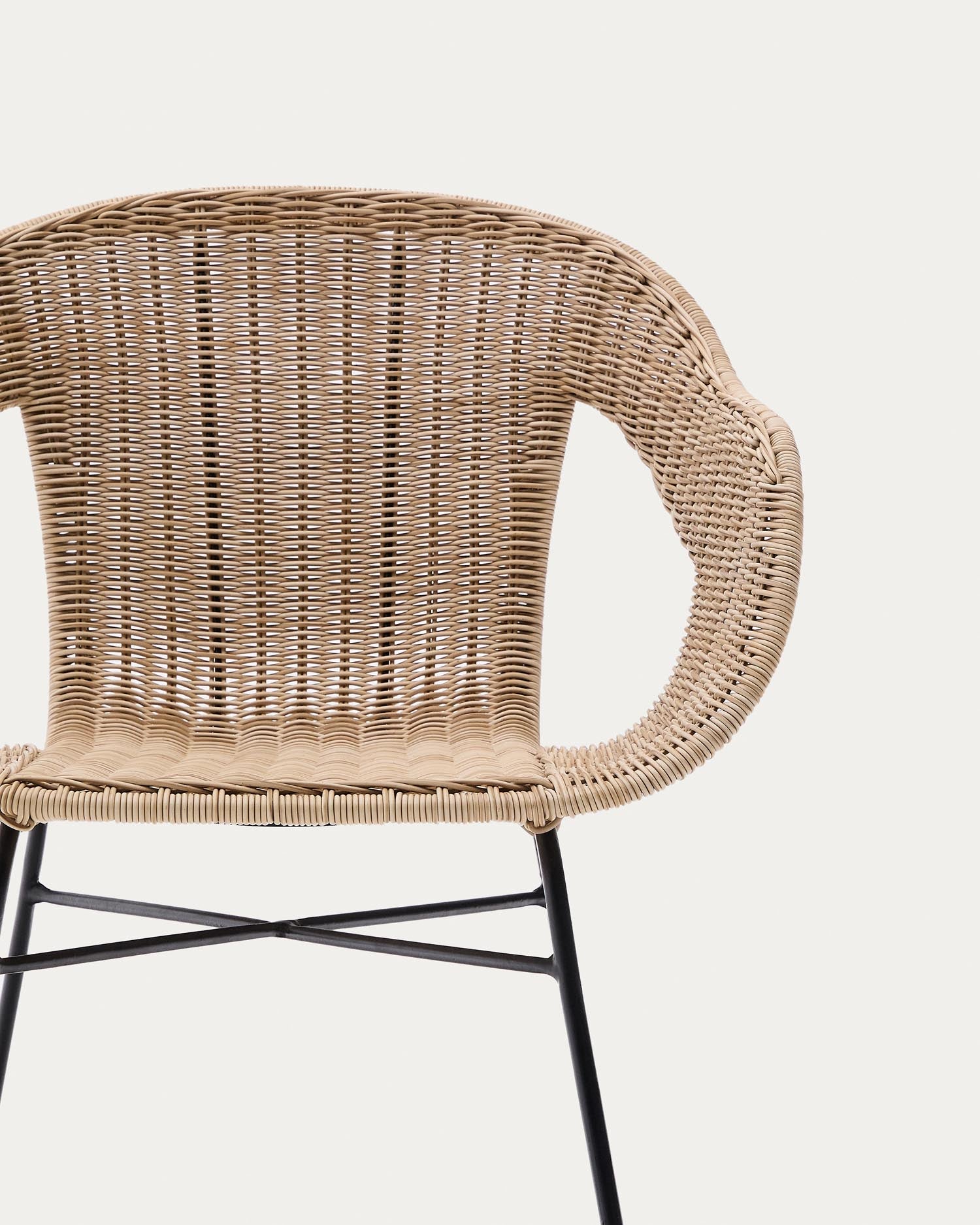 Stapelbarer Stuhl Eltiera aus synthetischem Rattan und schwarzem Stahlgestell in  präsentiert im Onlineshop von KAQTU Design AG. Gartenstuhl ist von Kave Home