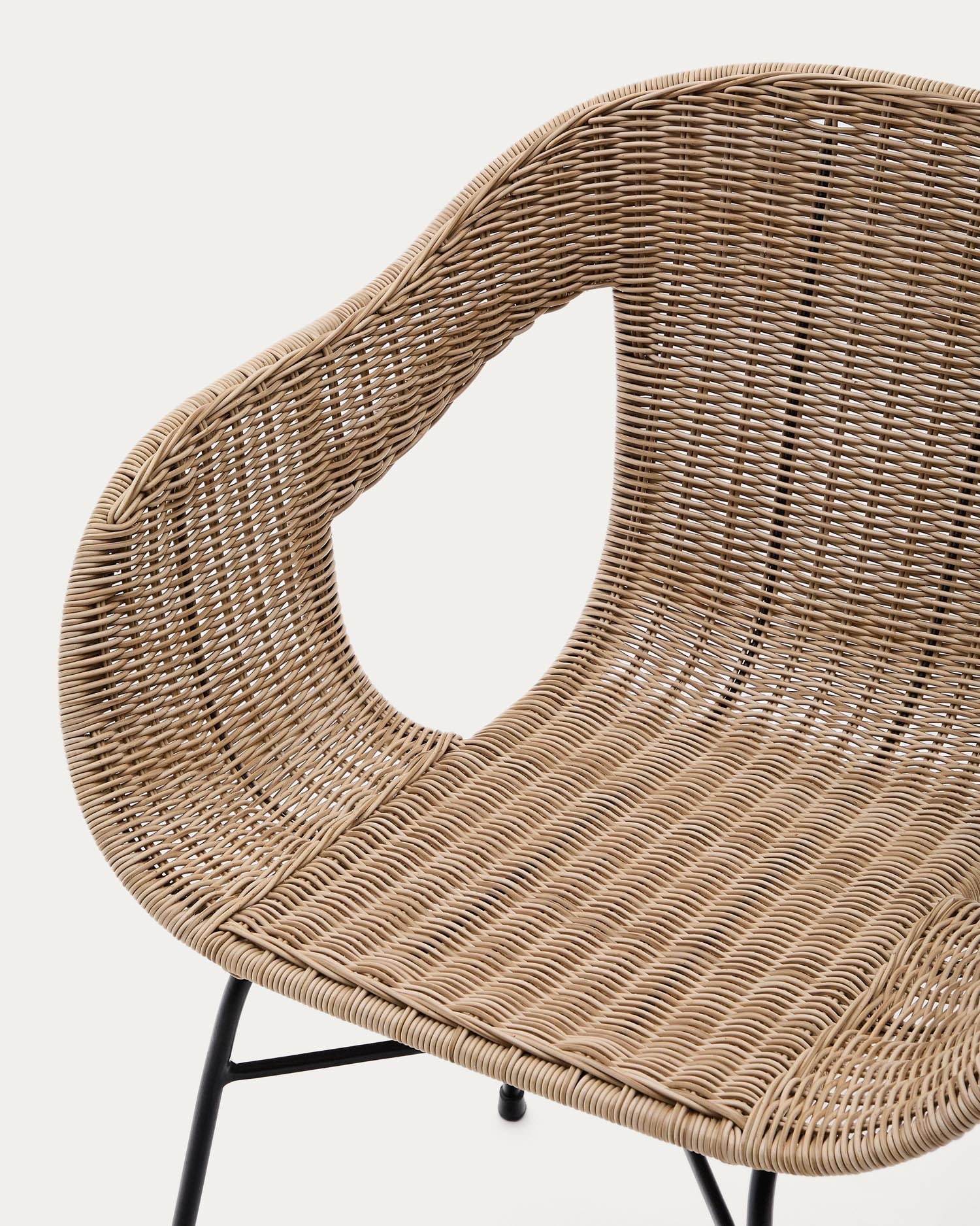 Stapelbarer Stuhl Eltiera aus synthetischem Rattan und schwarzem Stahlgestell in  präsentiert im Onlineshop von KAQTU Design AG. Gartenstuhl ist von Kave Home