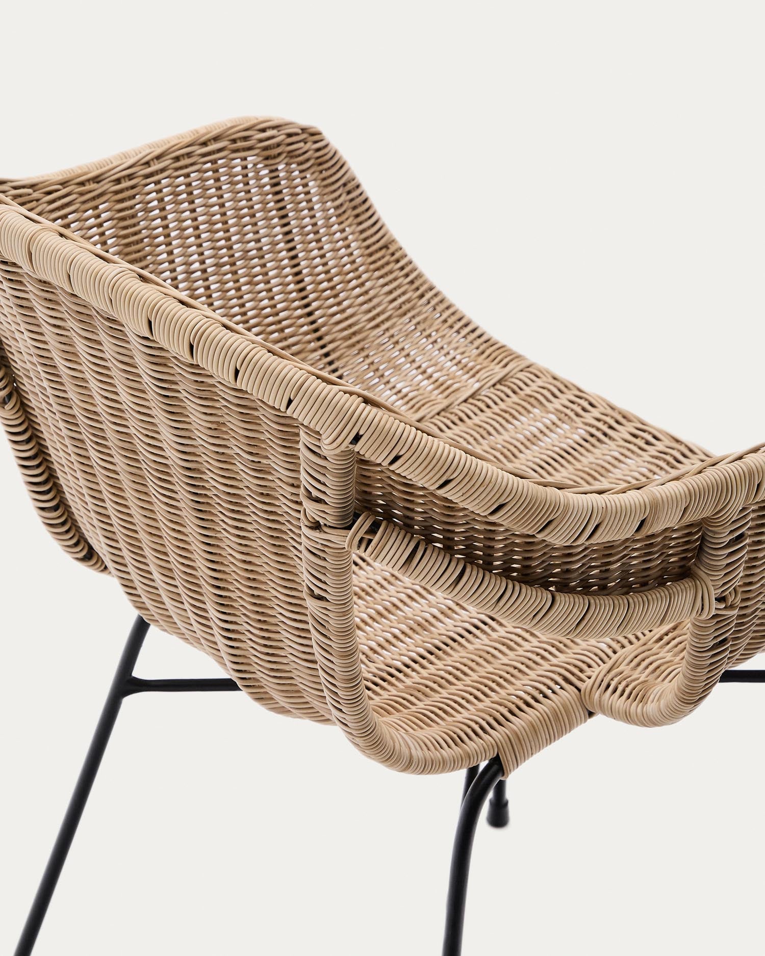 Stapelbarer Stuhl Eltiera aus synthetischem Rattan und schwarzem Stahlgestell in  präsentiert im Onlineshop von KAQTU Design AG. Gartenstuhl ist von Kave Home