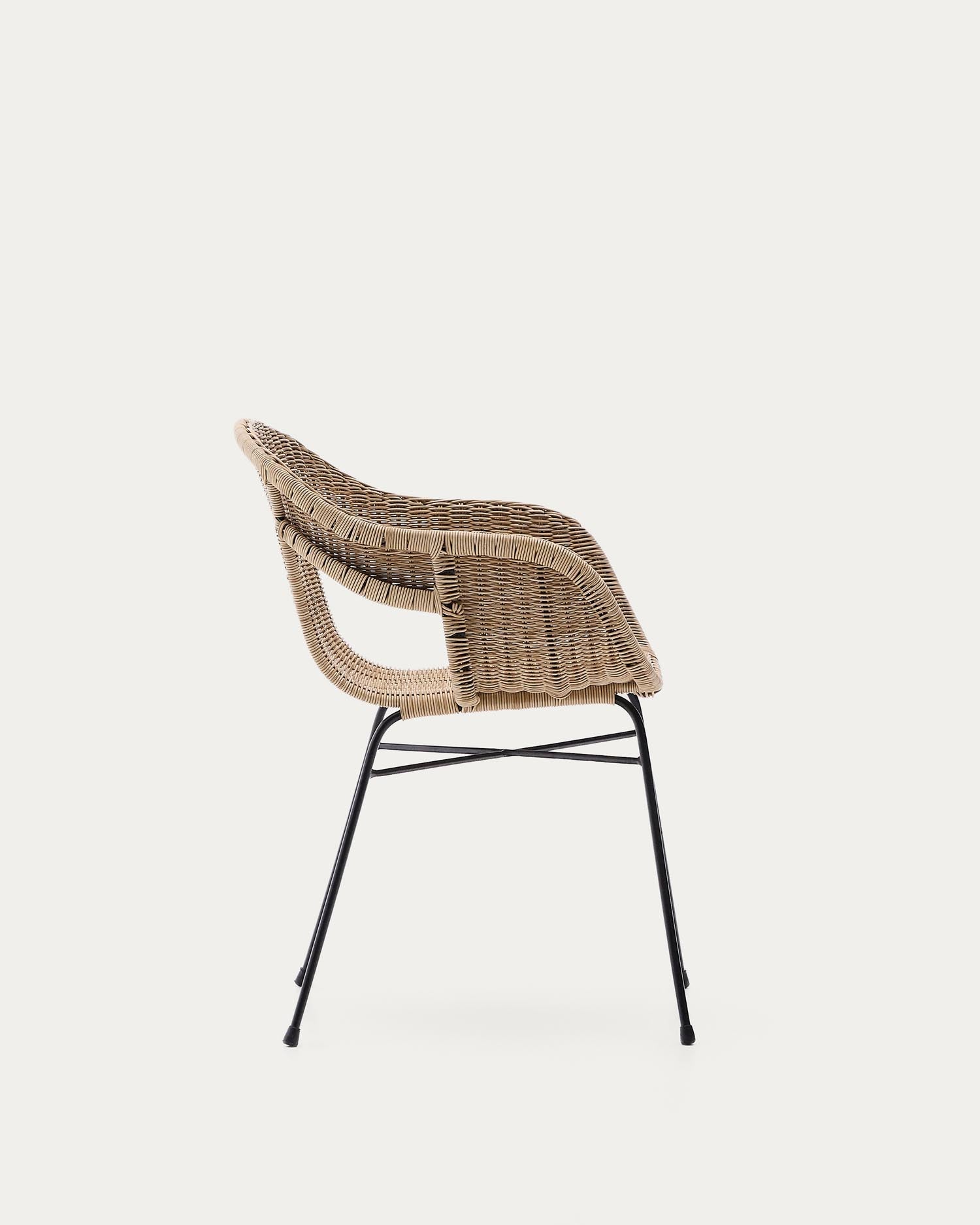 Stapelbarer Stuhl Eltiera aus synthetischem Rattan und schwarzem Stahlgestell in  präsentiert im Onlineshop von KAQTU Design AG. Gartenstuhl ist von Kave Home