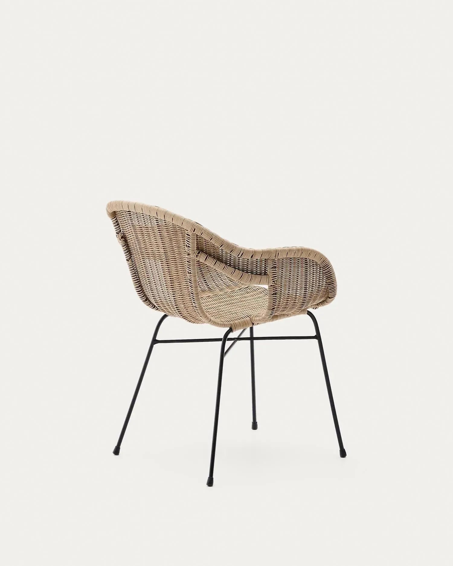 Stapelbarer Stuhl Eltiera aus synthetischem Rattan und schwarzem Stahlgestell in  präsentiert im Onlineshop von KAQTU Design AG. Gartenstuhl ist von Kave Home