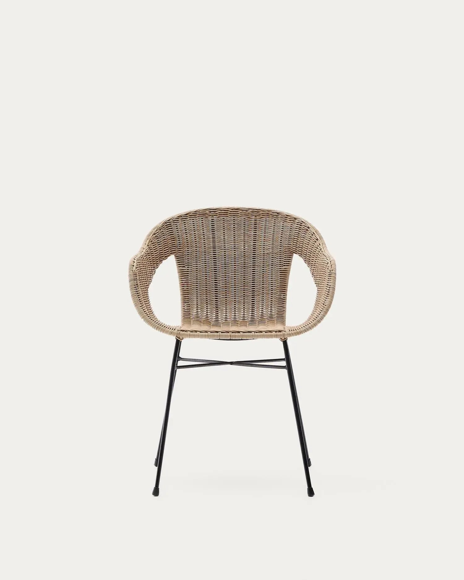 Stapelbarer Stuhl Eltiera aus synthetischem Rattan und schwarzem Stahlgestell in  präsentiert im Onlineshop von KAQTU Design AG. Gartenstuhl ist von Kave Home