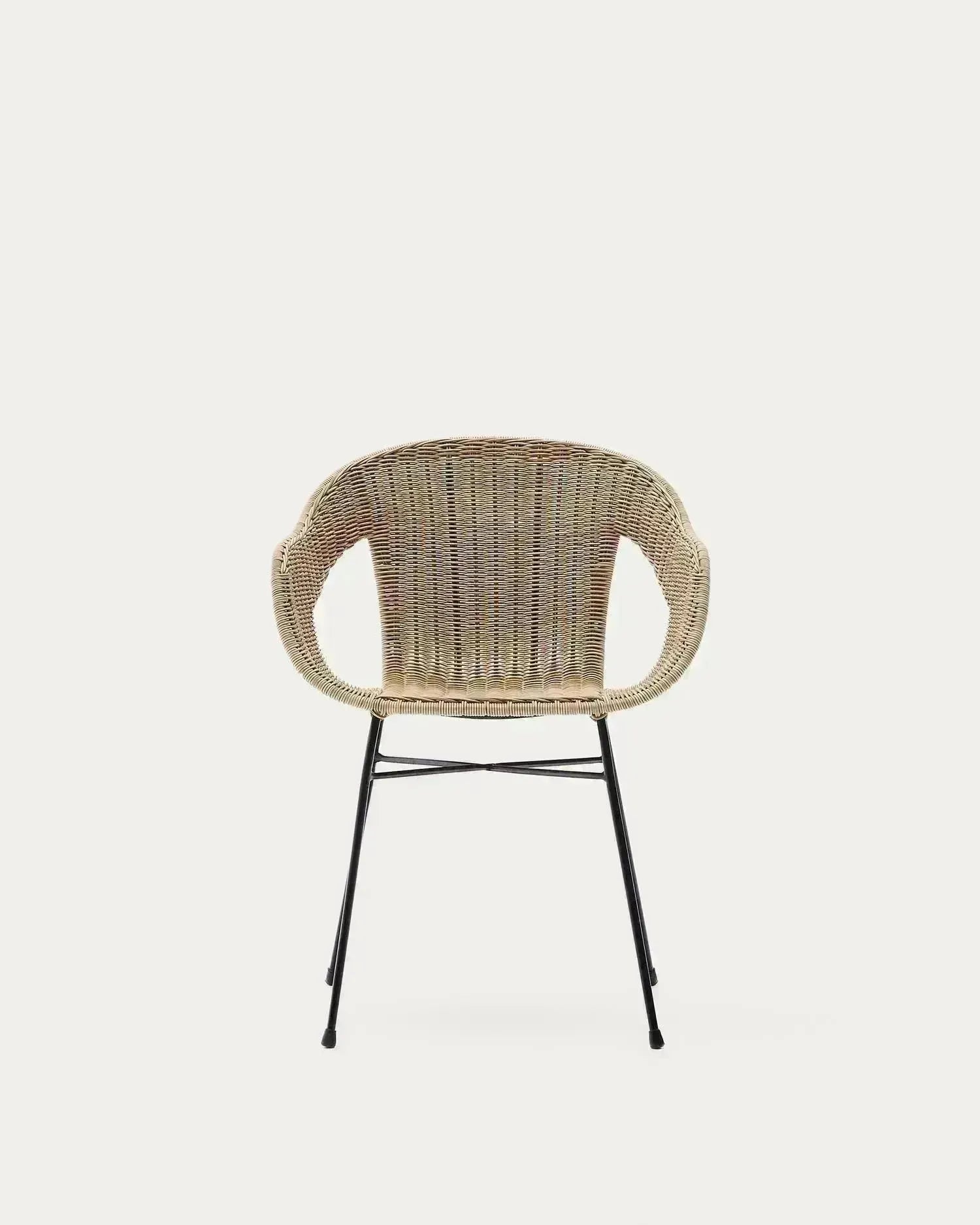 Stapelbarer Stuhl Eltiera aus synthetischem Rattan und schwarzem Stahlgestell in  präsentiert im Onlineshop von KAQTU Design AG. Gartenstuhl ist von Kave Home