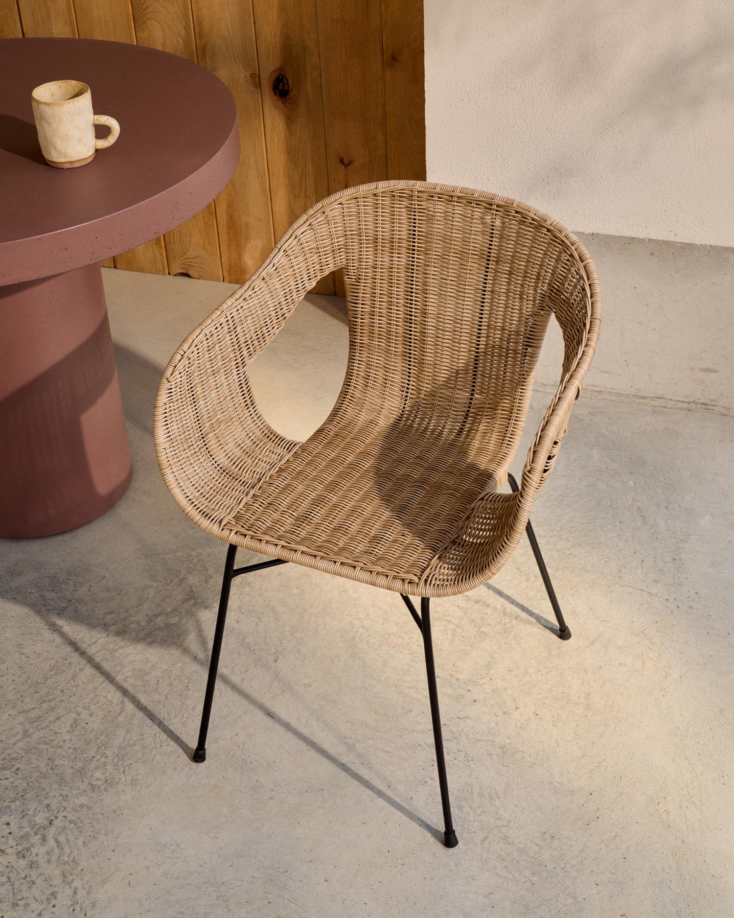 Stapelbarer Stuhl Eltiera aus synthetischem Rattan und schwarzem Stahlgestell in  präsentiert im Onlineshop von KAQTU Design AG. Gartenstuhl ist von Kave Home
