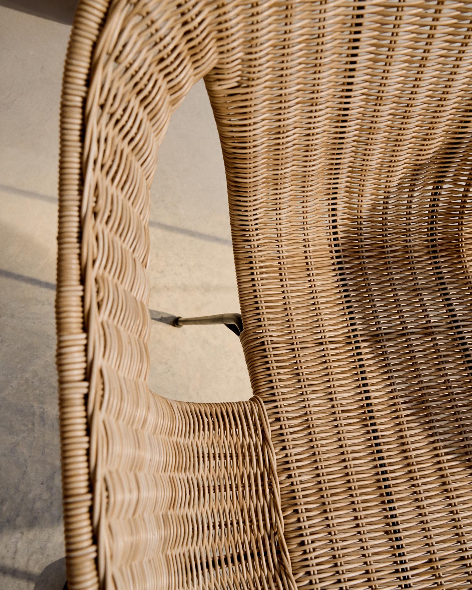 Stapelbarer Stuhl Eltiera aus synthetischem Rattan und schwarzem Stahlgestell in  präsentiert im Onlineshop von KAQTU Design AG. Gartenstuhl ist von Kave Home