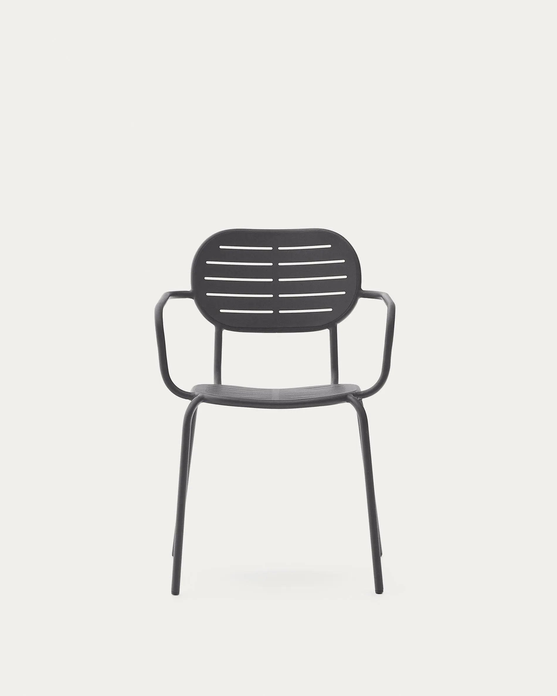 Moderner, stapelbarer Outdoor-Stuhl Brai aus robustem, dunkelgrauem Stahl mit Armlehnen, ideal für Terrasse und Garten.
