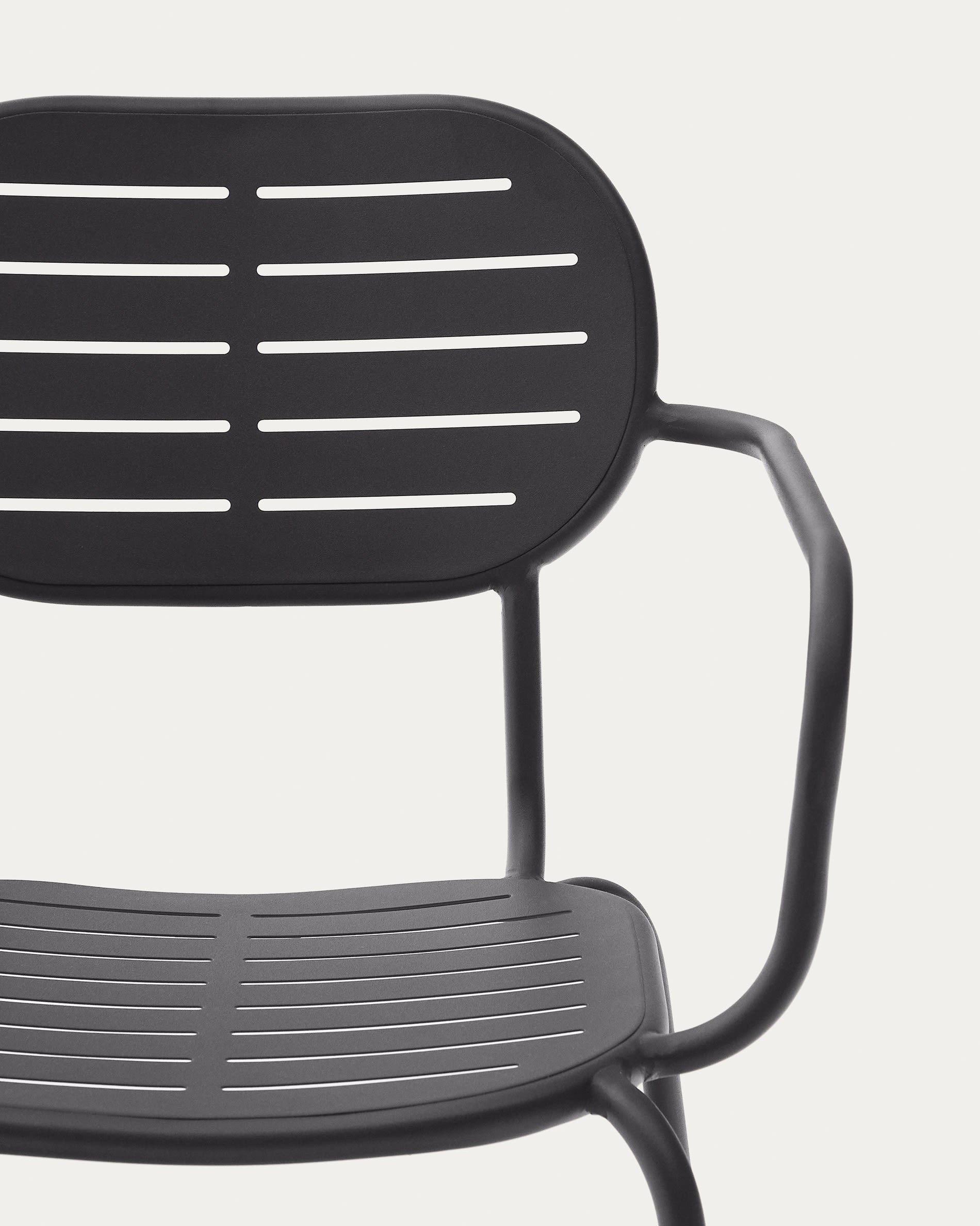 Stapelbarer Outdoor-Stuhl Brai aus verzinktem Stahl in Dunkelgrau mit Armlehnen, perfekt für stilvolle Außenbereiche.