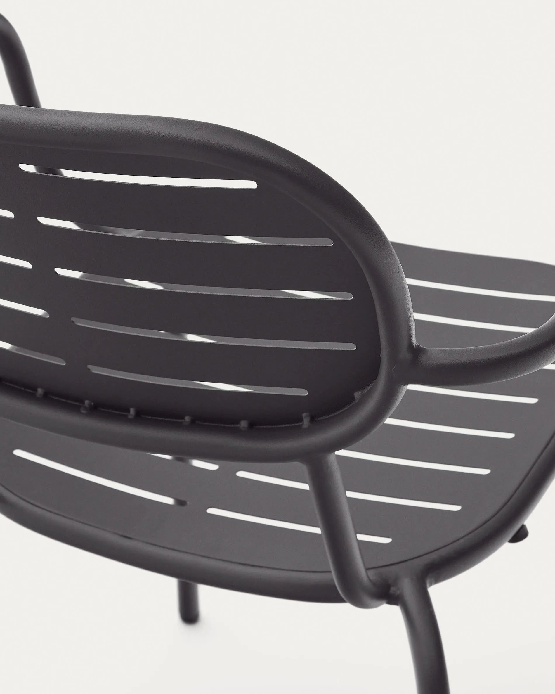 Moderner Outdoor-Stuhl Brai aus verzinktem Stahl, dunkelgrau, stapelbar, mit Armlehnen, langlebig und ideal für den Außenbereich.