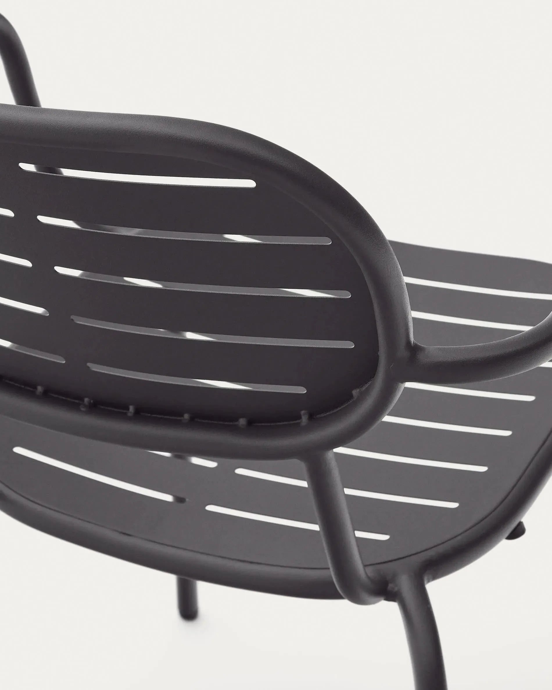 Moderner, stapelbarer Outdoor-Stuhl Brai aus dunkelgrauem, verzinktem Stahl mit Armlehnen, langlebig und ideal für den Außenbereich.