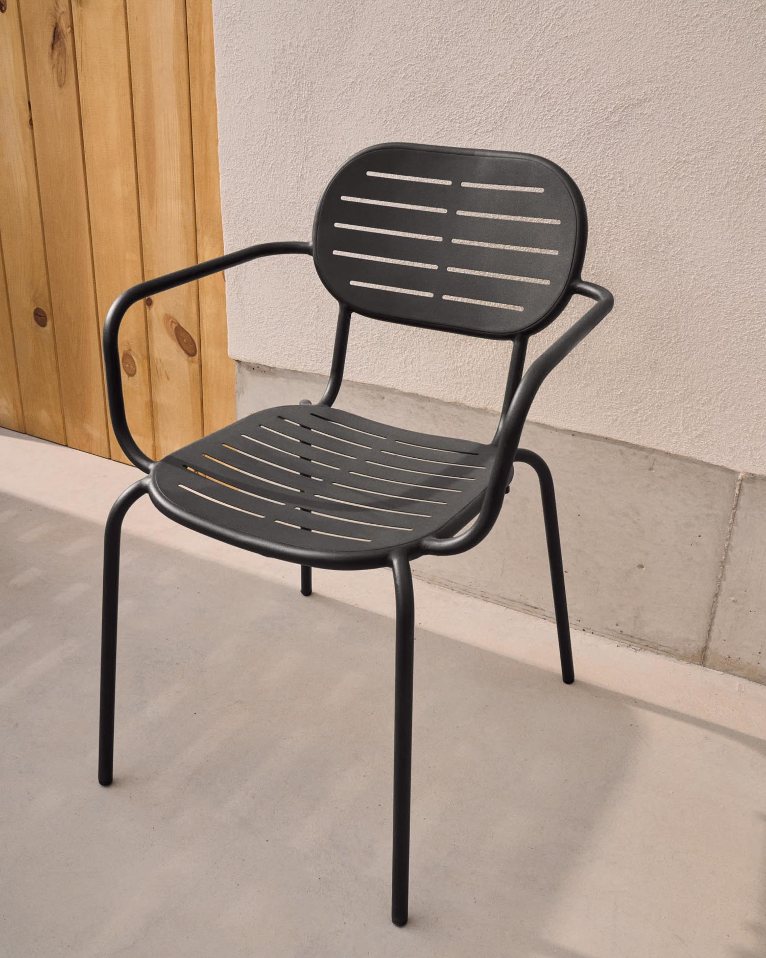 Stapelbarer Outdoor-Stuhl aus verzinktem Stahl, dunkelgrau, ergonomisch, robust, elegant, pflegeleicht, platzsparend.