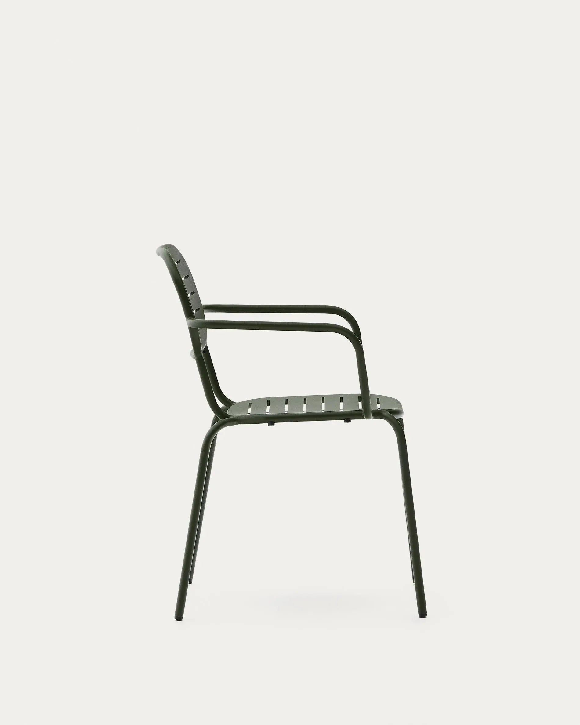 Outdoor-Stuhl Brai aus grünem verzinktem Stahl, stapelbar, mit Armlehnen, perfekt für Garten oder Terrasse, langlebig und modern.