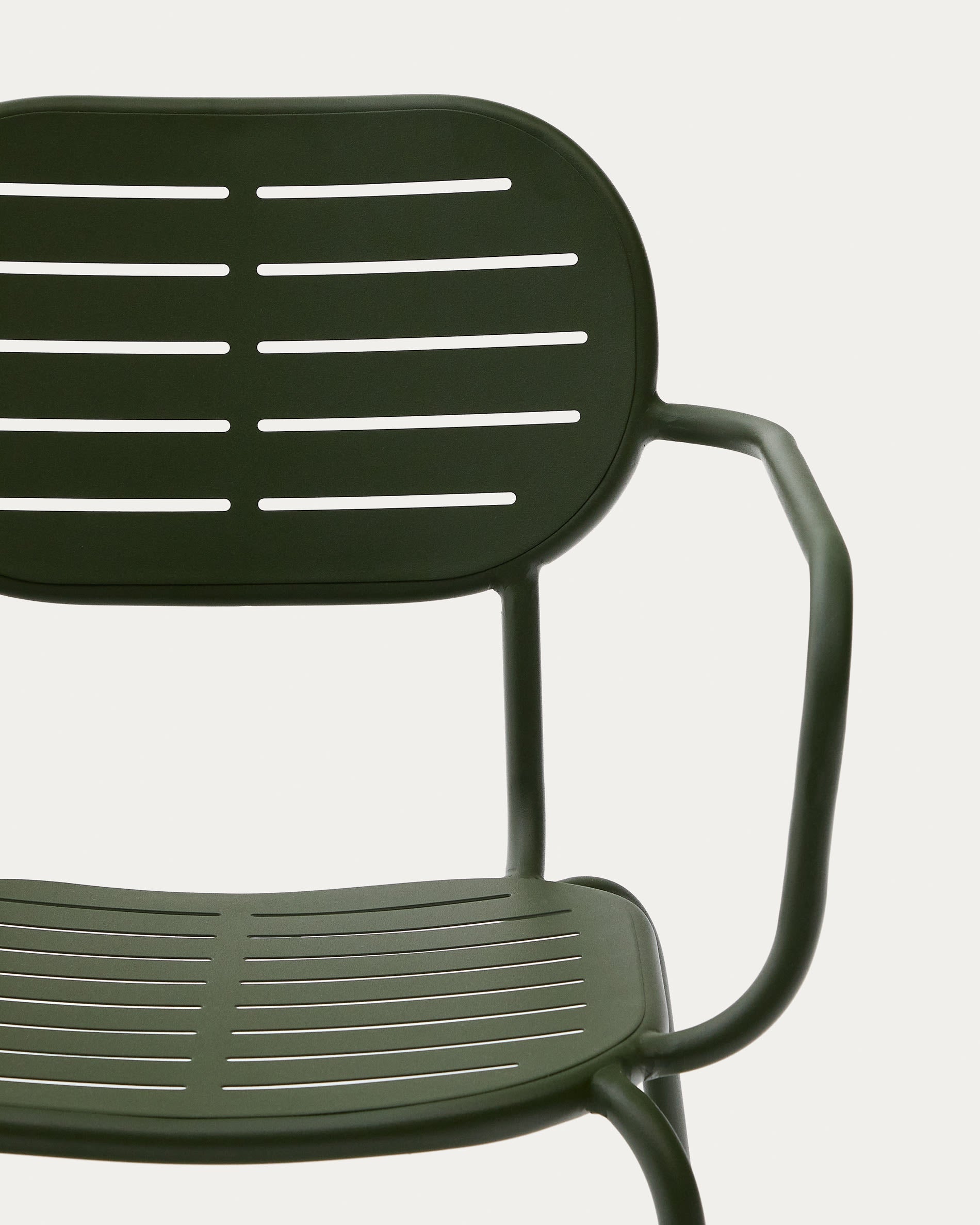 Outdoor-Stuhl Brai aus grünem verzinktem Stahl, stapelbar, mit Armlehnen, perfekt für Garten oder Terrasse, langlebig und modern.