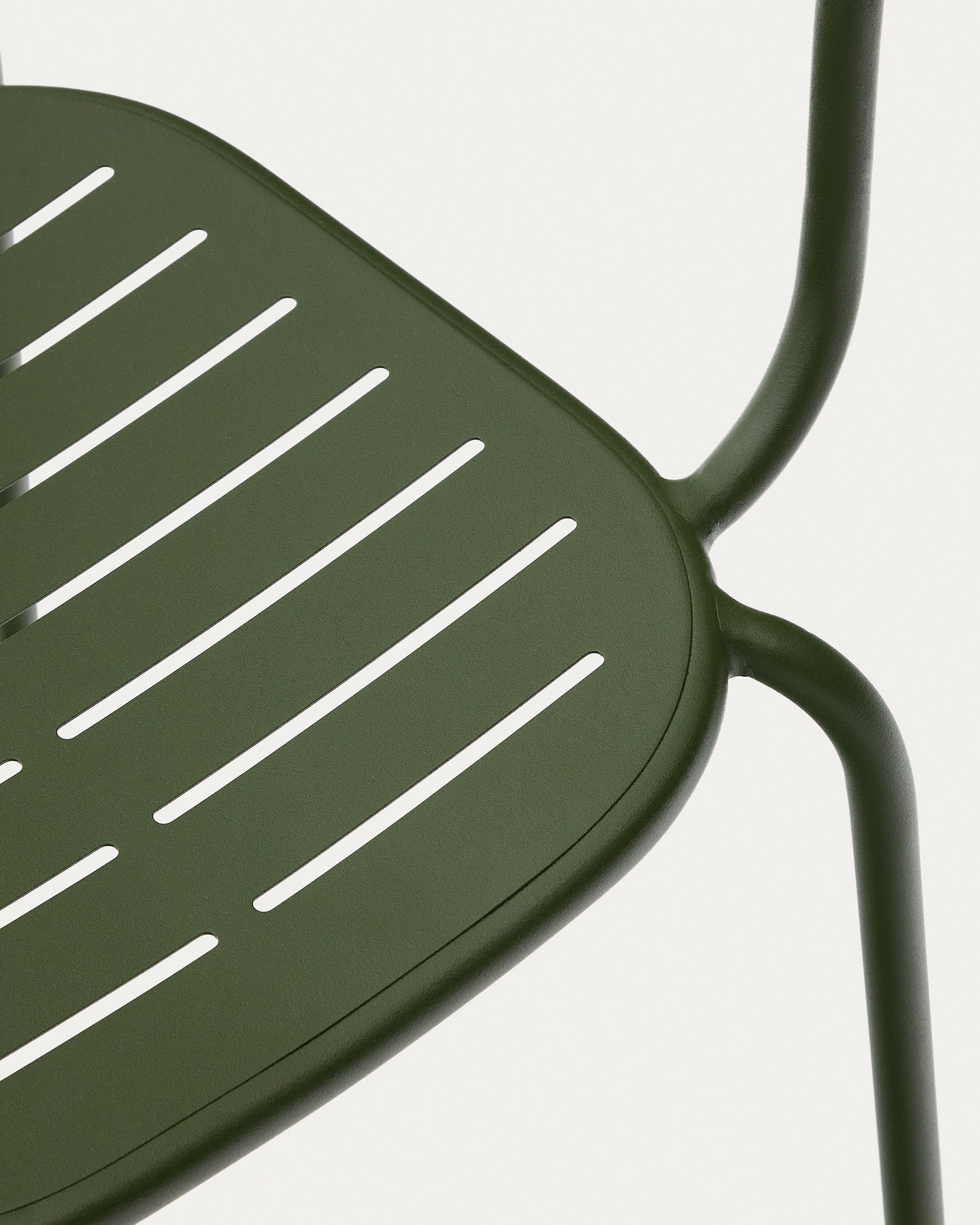 Stapelbarer Outdoor-Stuhl Brai aus grünem verzinktem Stahl mit Armlehnen, ideal für Garten oder Terrasse, robust und stilvoll.