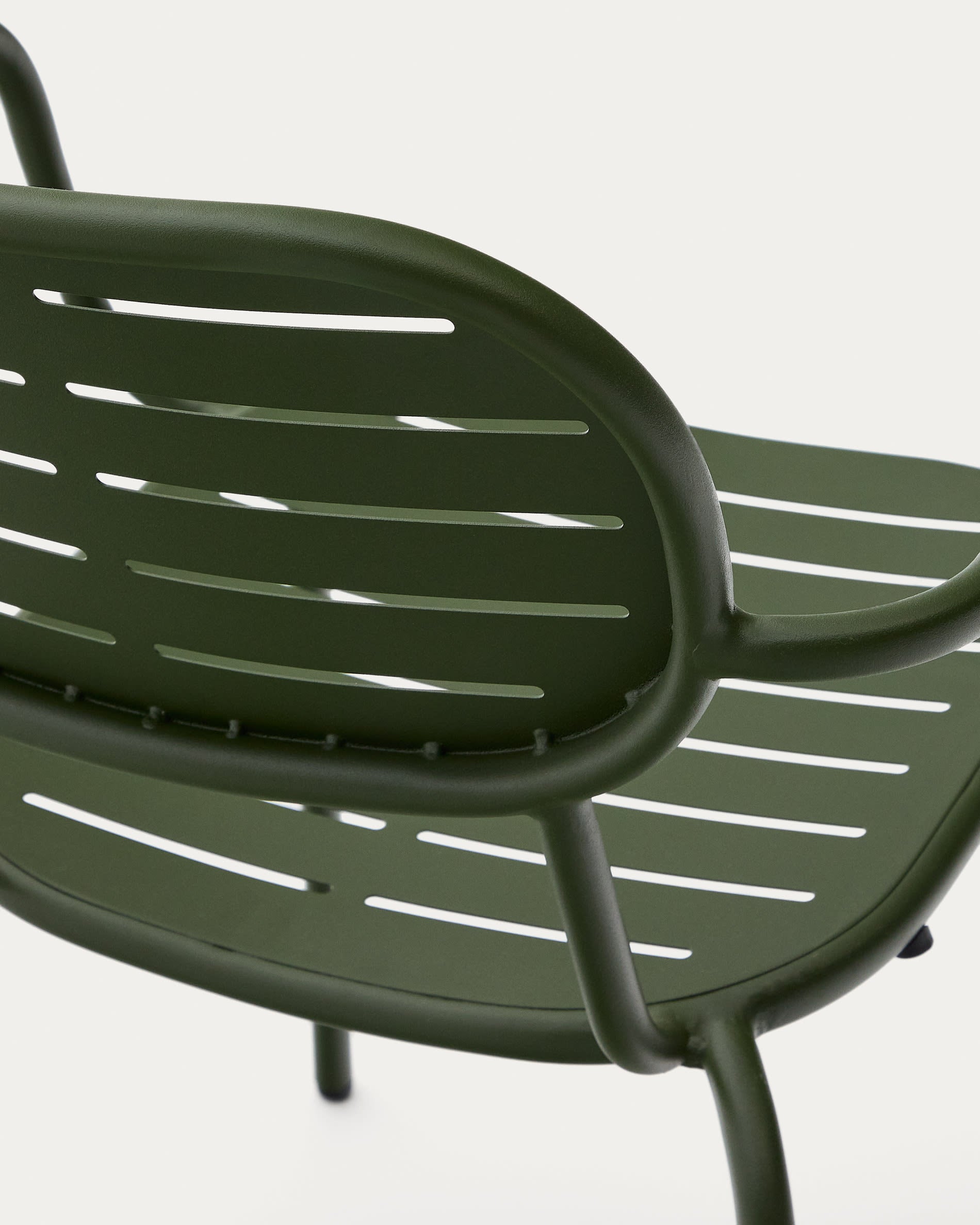 Stapelbarer Outdoor-Stuhl Brai aus grünem verzinktem Stahl mit Armlehnen, ideal für Garten oder Terrasse, robust und stilvoll.