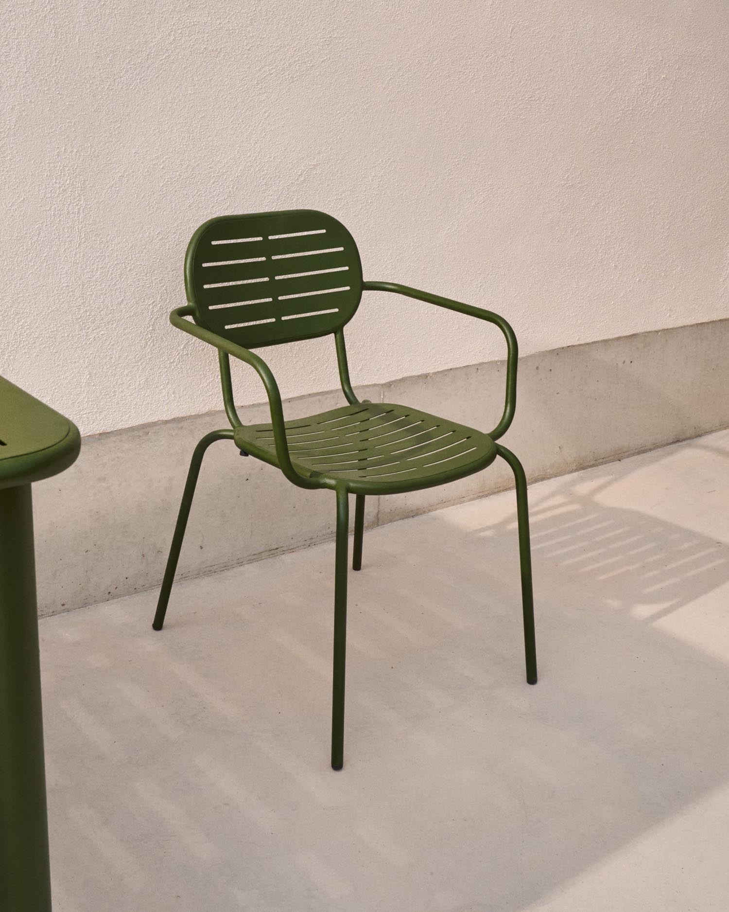 Stapelbarer Outdoor-Stuhl Brai aus grünem verzinktem Stahl mit Armlehnen, ideal für Garten oder Terrasse, robust und stilvoll.