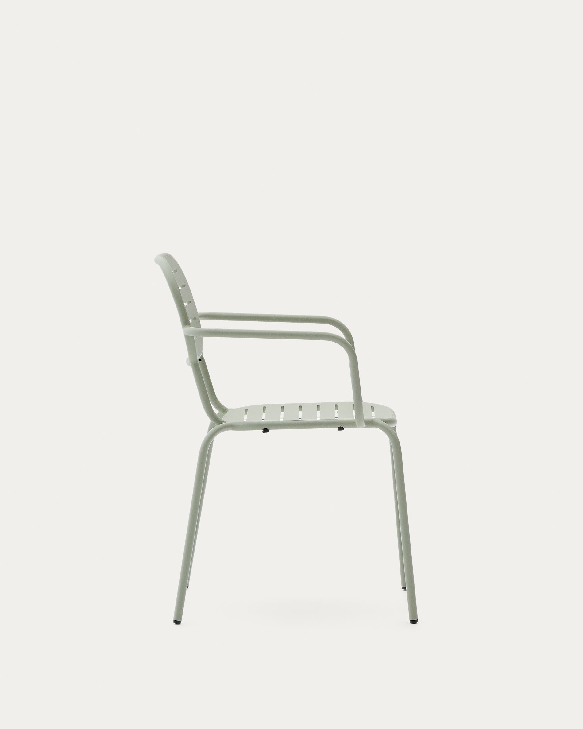 Stapelbarer Outdoor-Stuhl Brai aus verzinktem Stahl in Türkis von Kave Home, modern, robust, mit Armlehnen, perfekt für Garten und Terrasse.