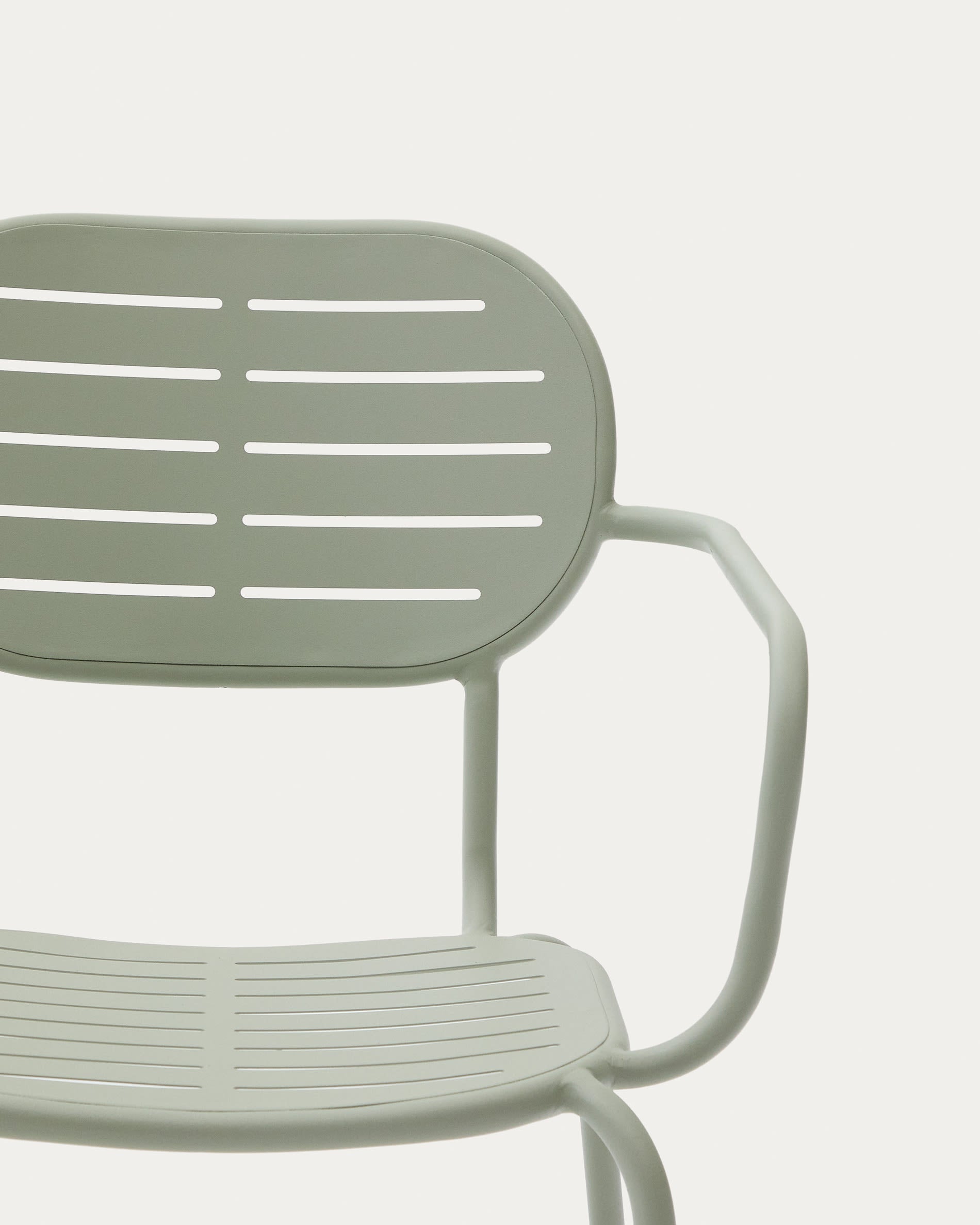 Moderner Outdoor-Stuhl Brai aus verzinktem Stahl in Türkis, stapelbar und mit Armlehnen, ideal für Garten und Terrasse.