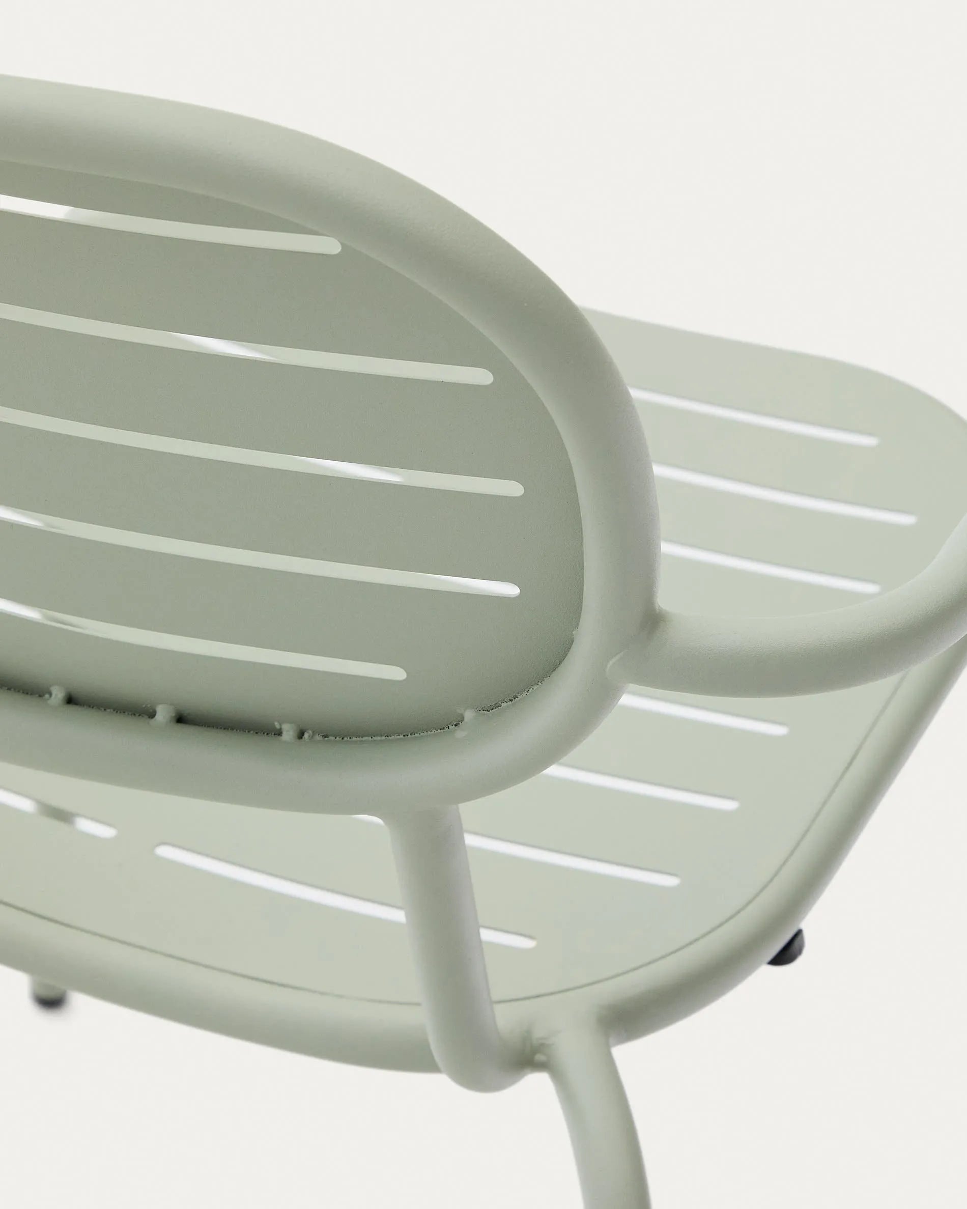 Stapelbarer Outdoor-Stuhl Brai aus verzinktem Stahl in Türkis von Kave Home, mit Armlehnen, robust und stilvoll für den Außenbereich.